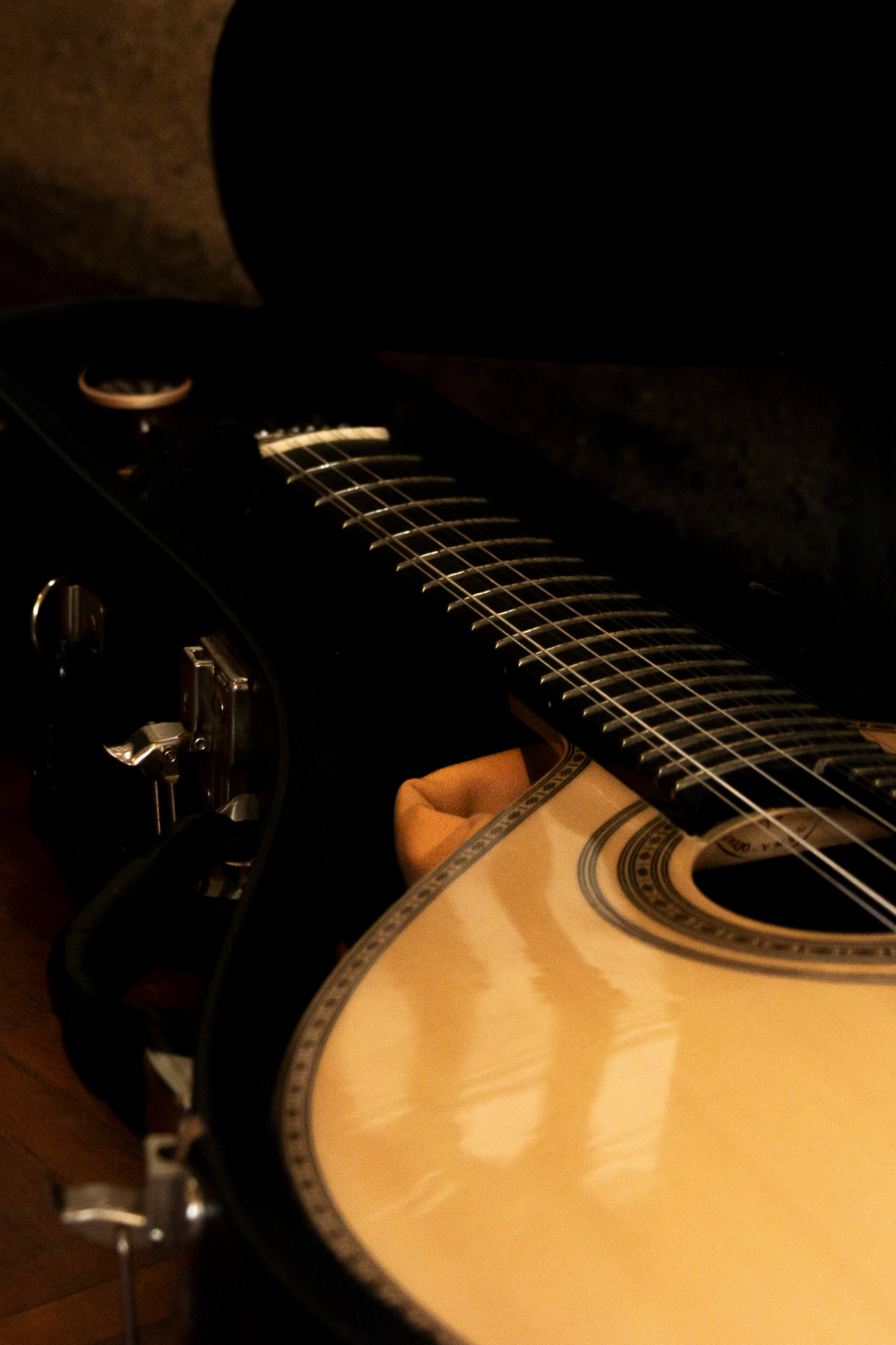 Músico a tocar guitarra portuguesa em espetáculo de fado no Porto por Lara Peixoto Photography.