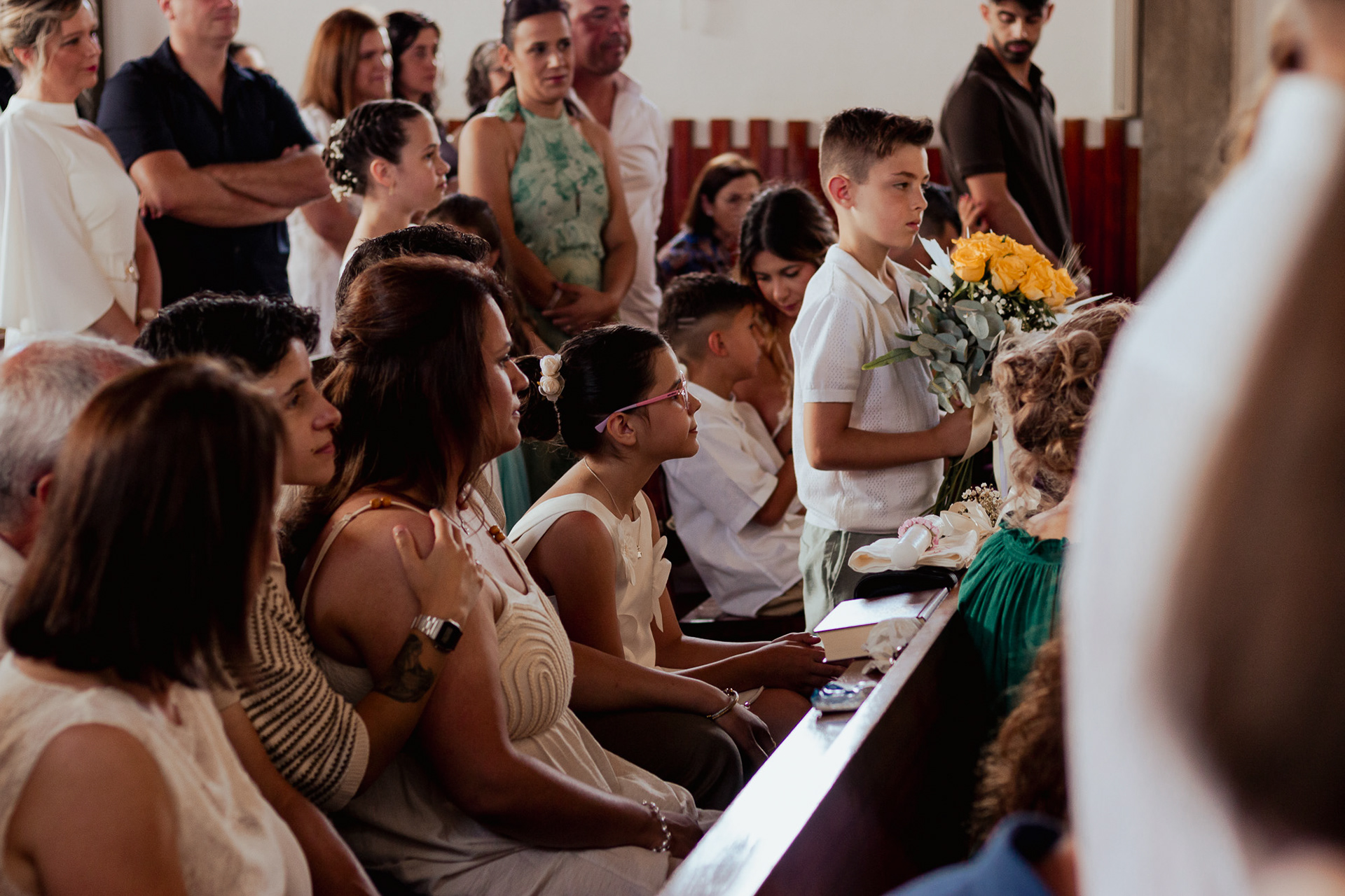 Crianças no altar durante a missa de Primeira Comunhão no Porto, foto por Lara Peixoto.