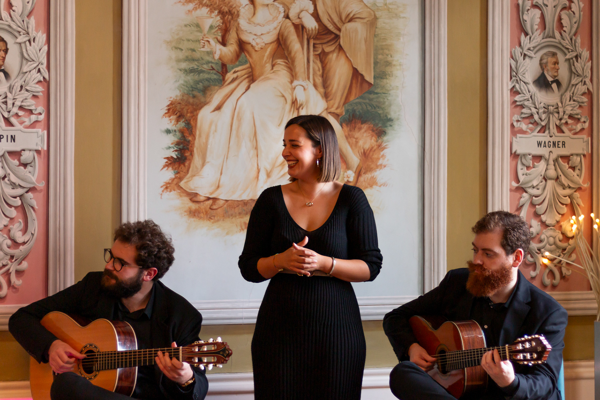 Fadista a cantar fado ao vivo no Porto, fotografia de espetáculo por Lara Peixoto Photography.