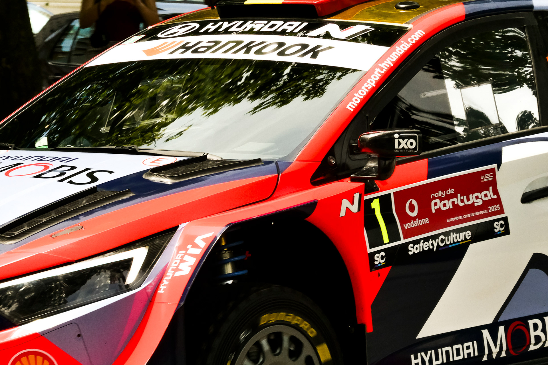 Carro WRC em alta velocidade no Rally de Portugal, fotografia desportiva por Lara Peixoto Photography.