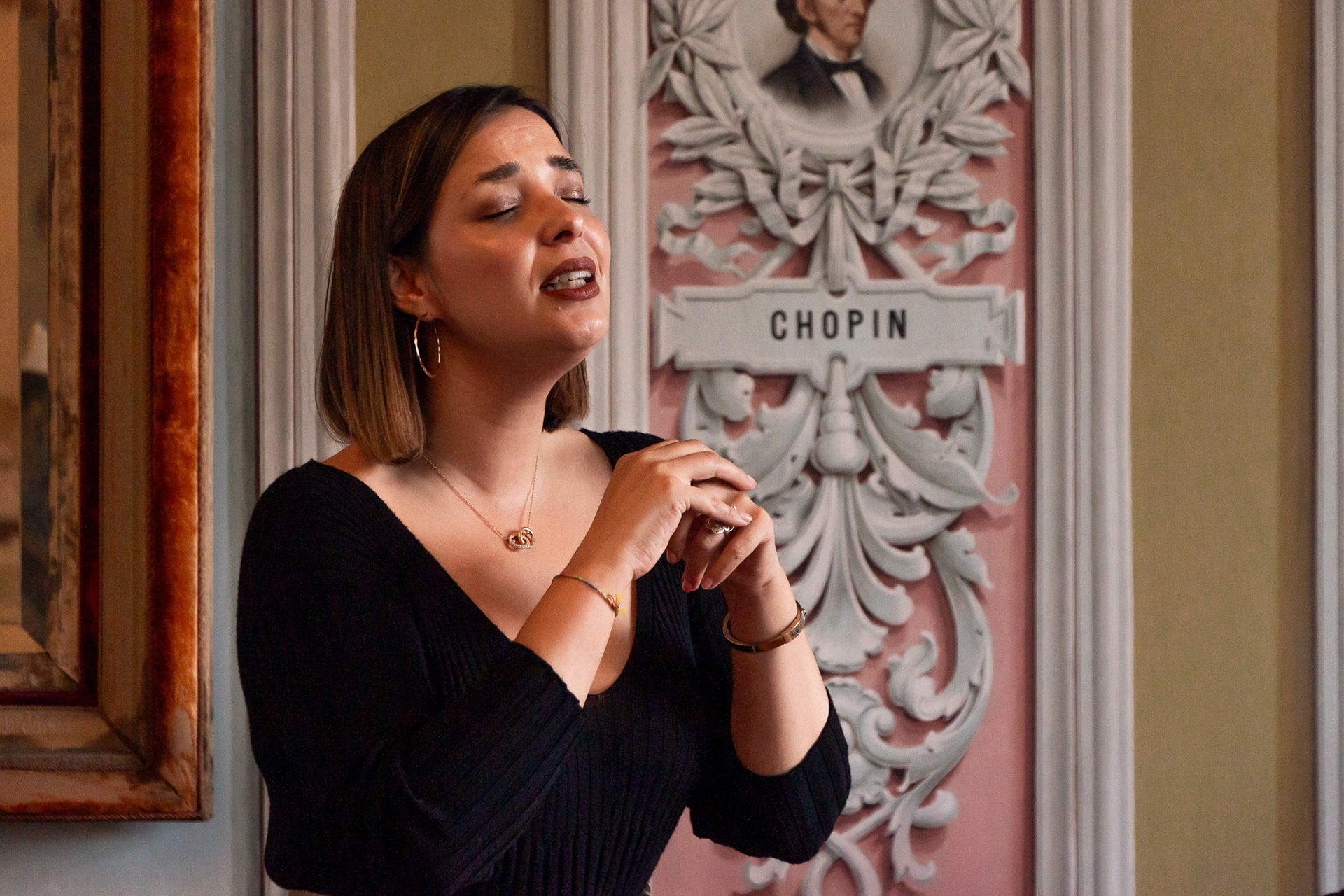 Fadista a cantar fado ao vivo no Porto, fotografia de espetáculo por Lara Peixoto Photography.