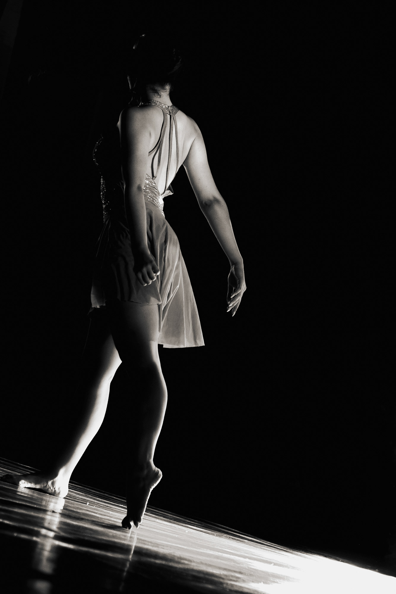 Bailarinos em performance artística ao vivo, fotografia de dança e espetáculo no Porto por Lara Peixoto.