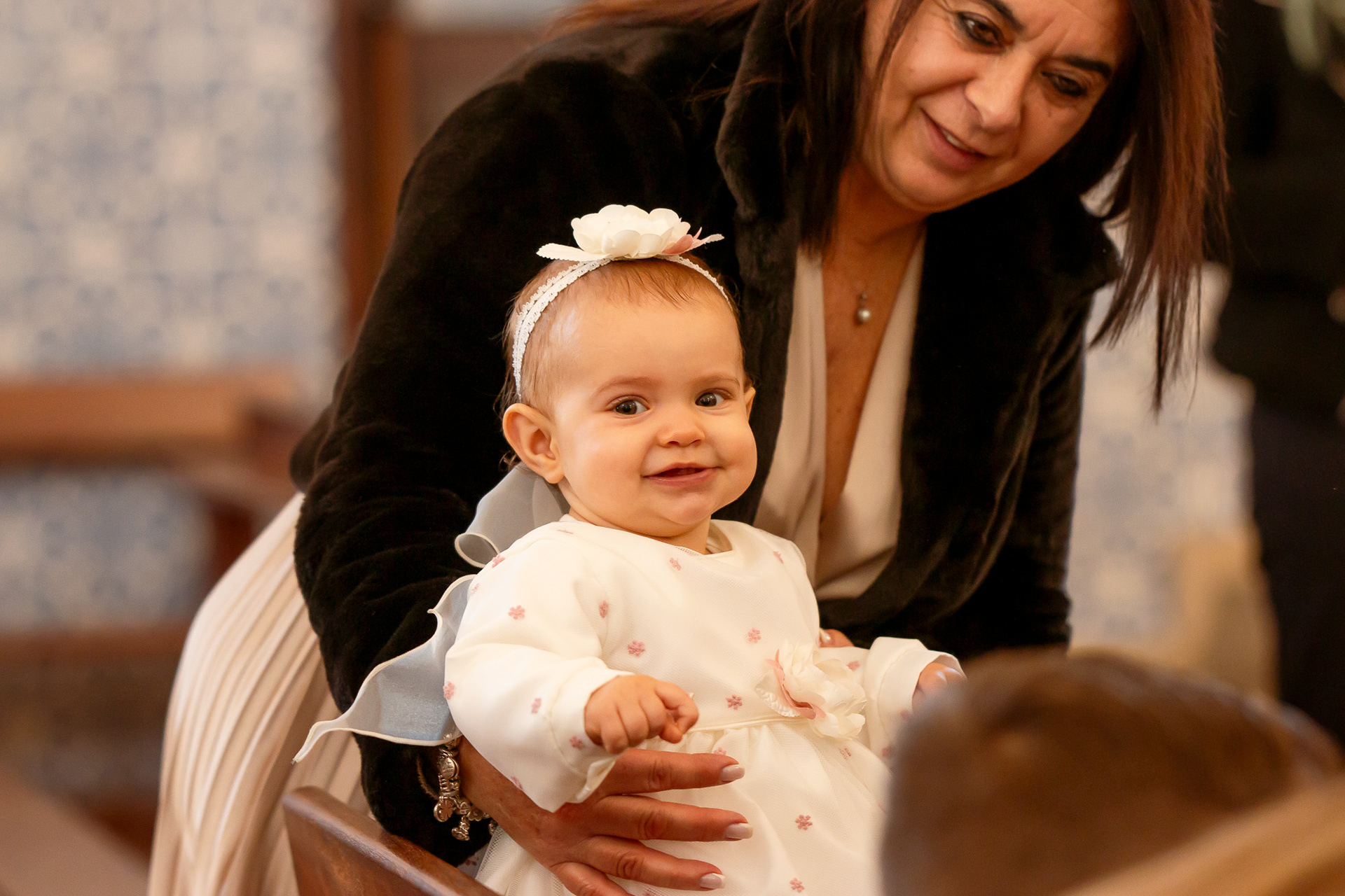 Criança na sua Primeira Comunhão na igreja, fotografia social e de família no Porto por Lara Peixoto.
