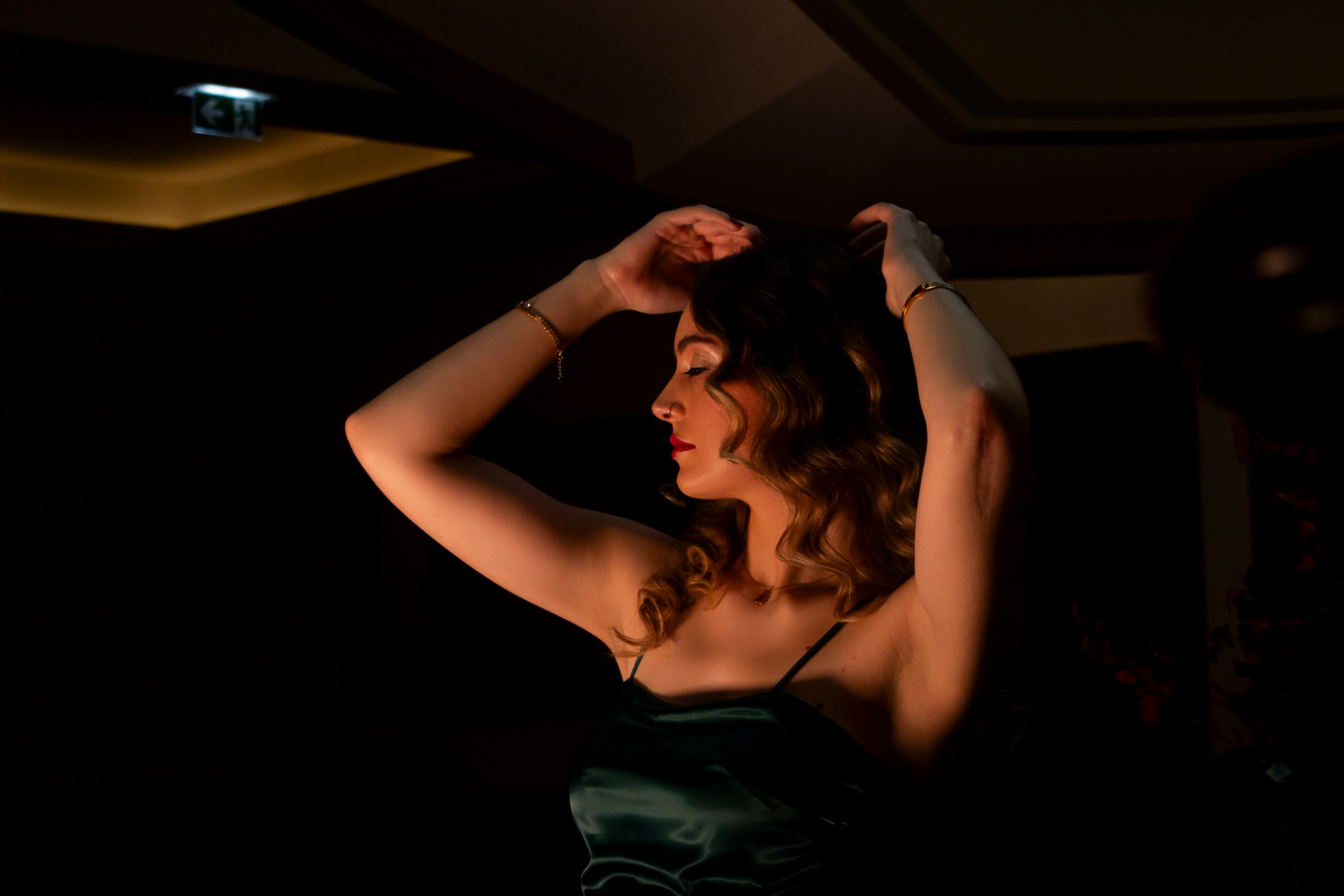 Retrato feminino elegante no interior de hotel de luxo no Porto, fotografia por Lara Peixoto