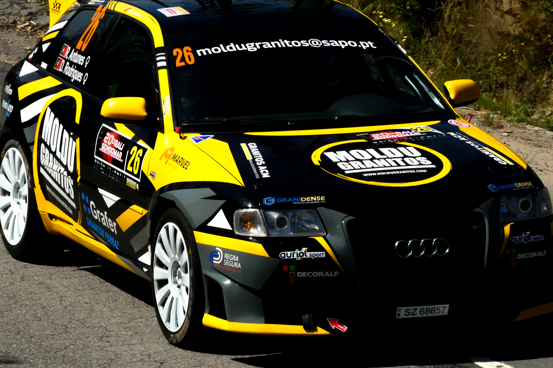 Carro de rali em ação no Rally de Gondomar, fotografia de desporto automóvel por Lara Peixoto.