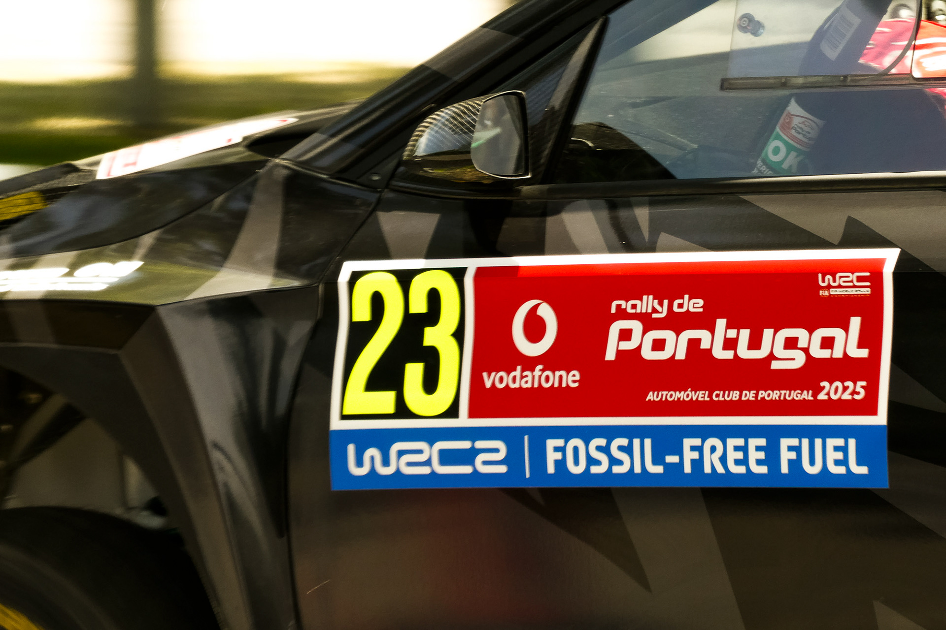 Carro WRC em alta velocidade no Rally de Portugal, fotografia desportiva por Lara Peixoto Photography.