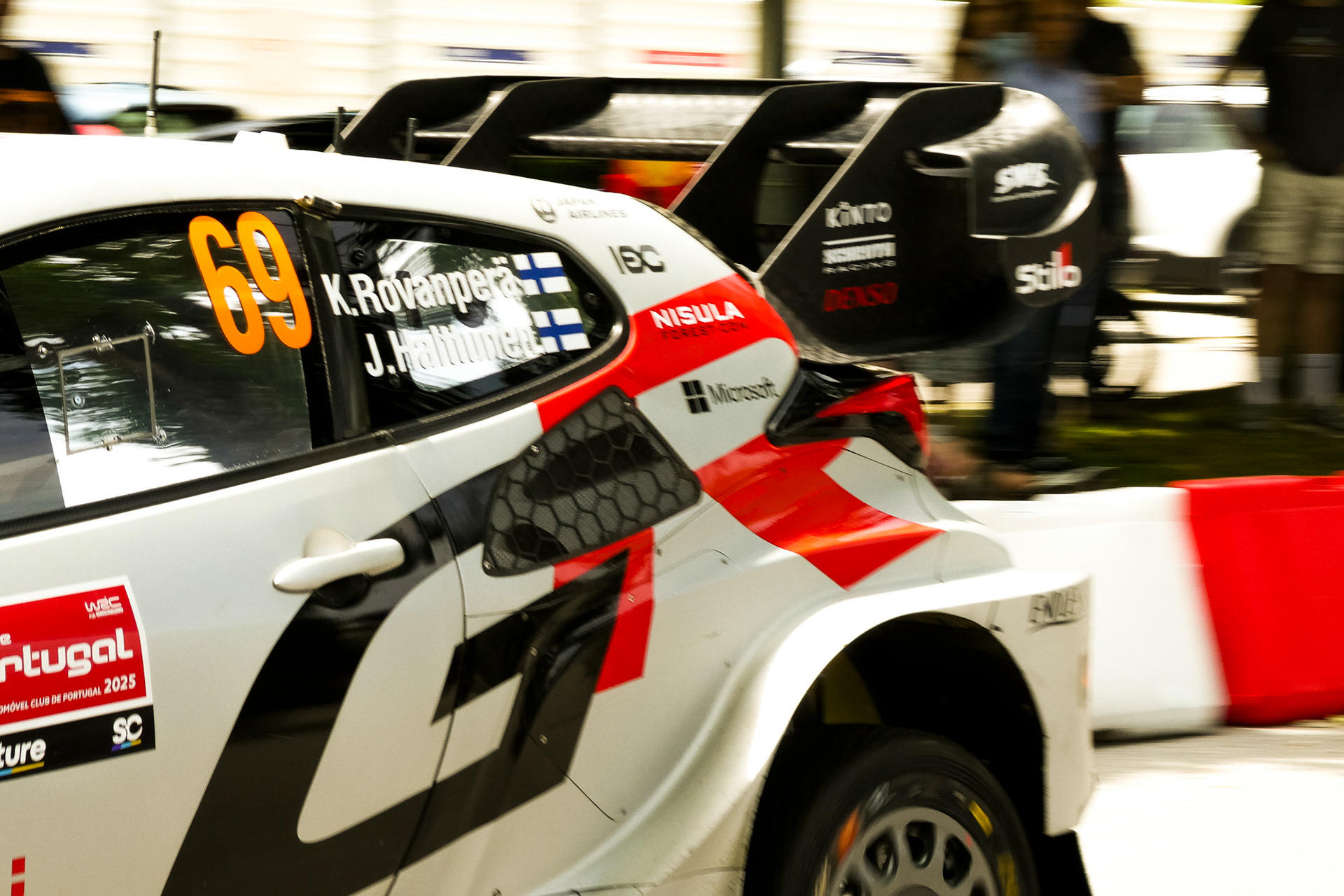 Carro WRC em alta velocidade no Rally de Portugal, fotografia desportiva por Lara Peixoto Photography.