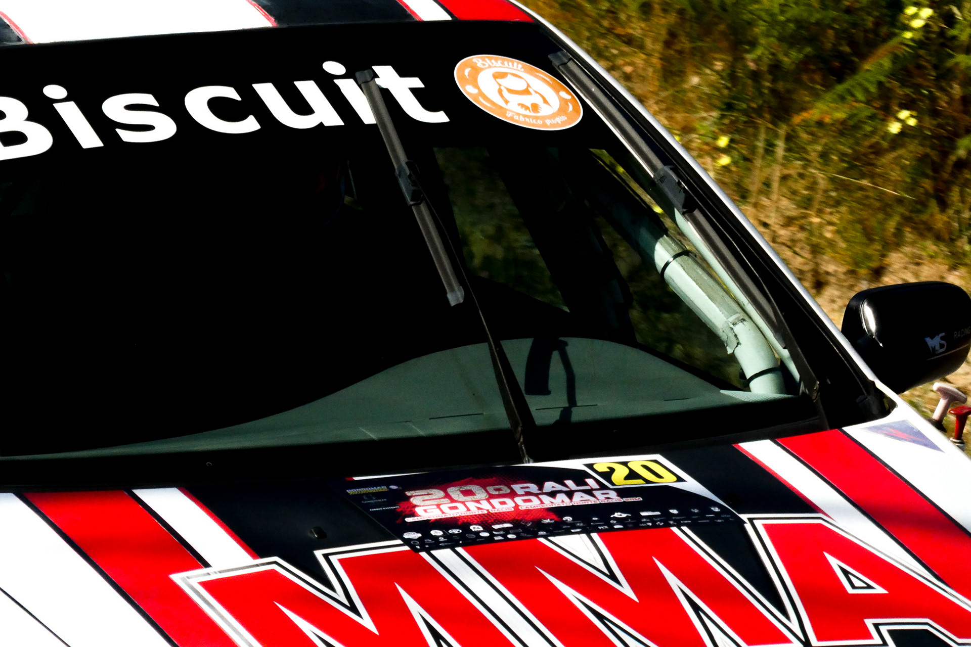 Carro de rali em ação no Rally de Gondomar, fotografia de desporto automóvel por Lara Peixoto.
