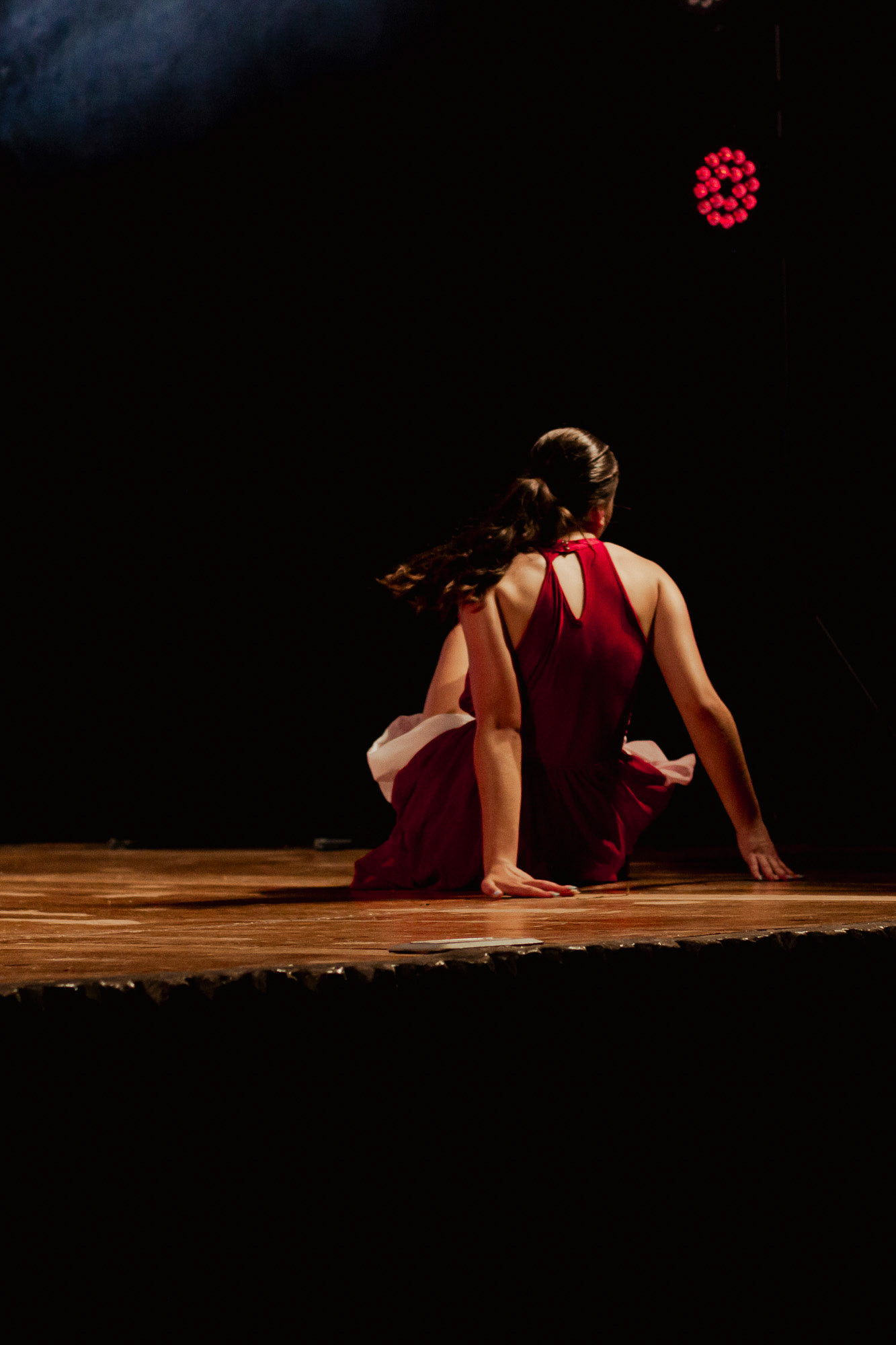Bailarinos em performance ao vivo contemporâneo, fotografia de dança e espetáculo no Porto por Lara Peixoto Photography.