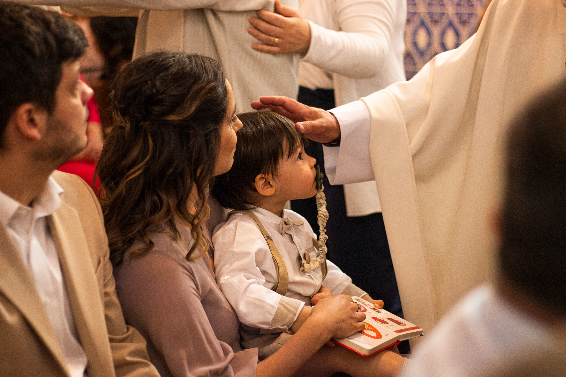 Crianças no altar durante a missa de Primeira Comunhão no Porto, foto por Lara Peixoto.
