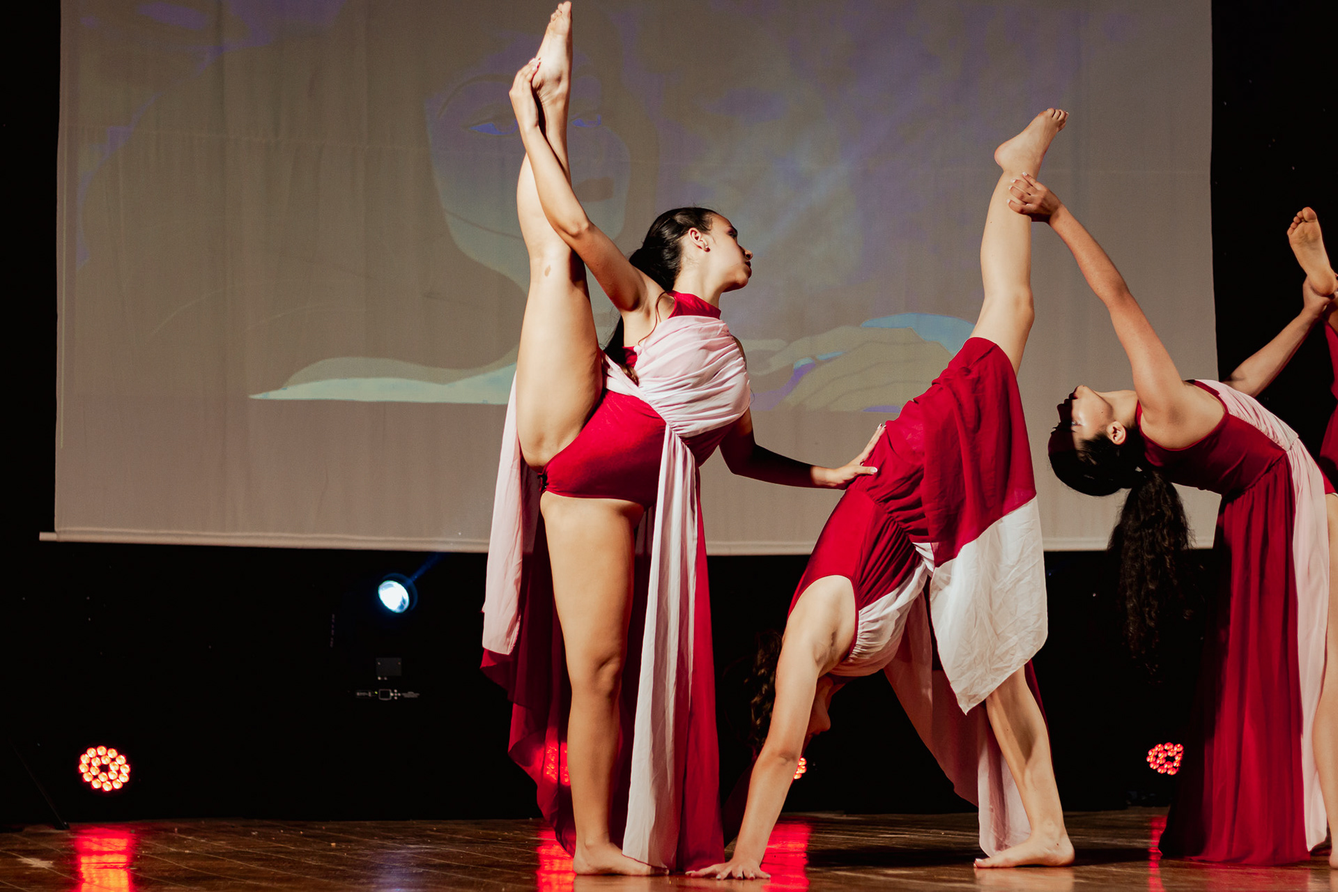 Bailarinos em performance ao vivo contemporâneo, fotografia de dança e espetáculo no Porto por Lara Peixoto Photography.