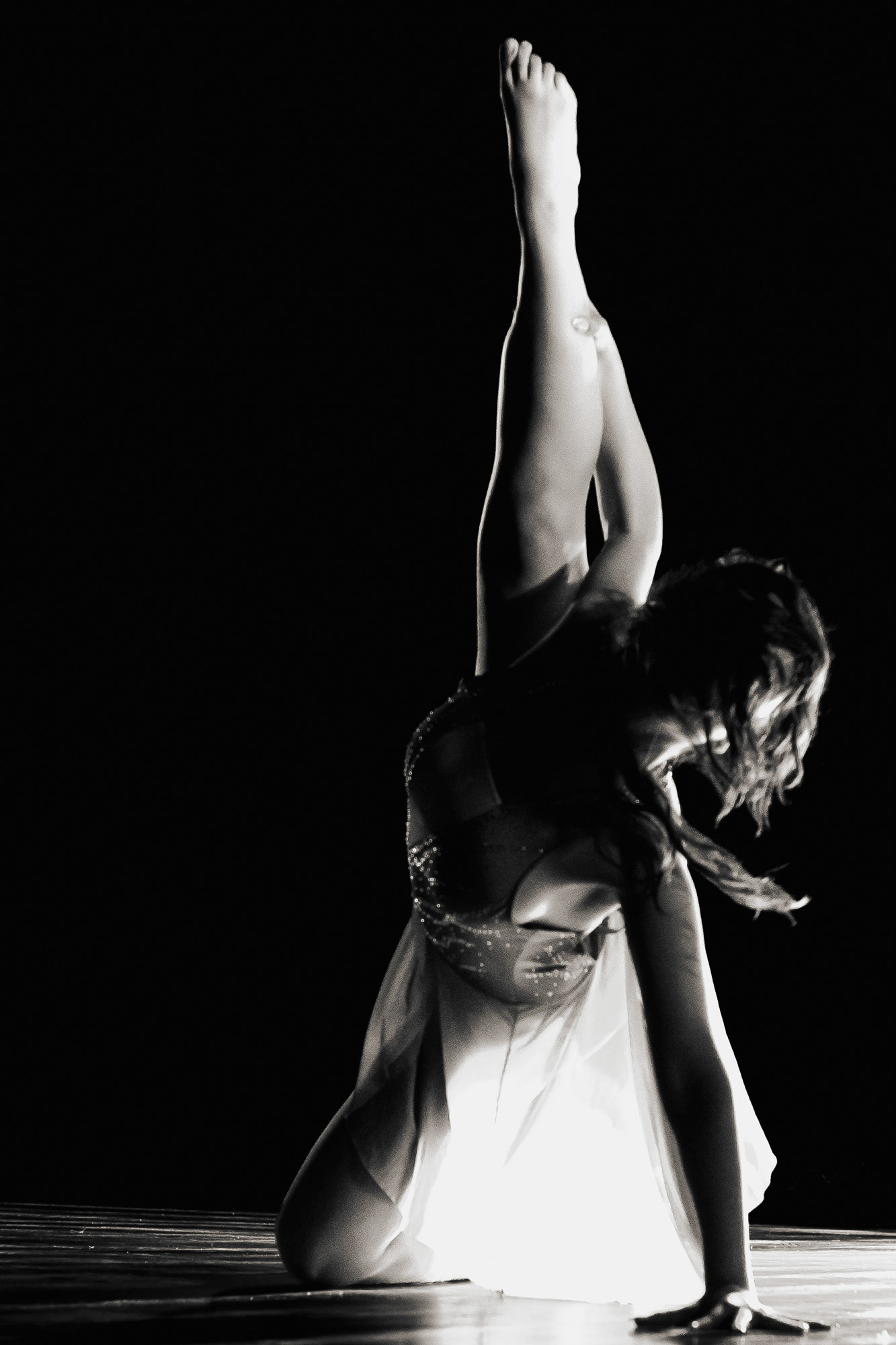 Bailarinos em performance ao vivo contemporâneo, fotografia de dança e espetáculo no Grande Porto por Lara Peixoto Photography.