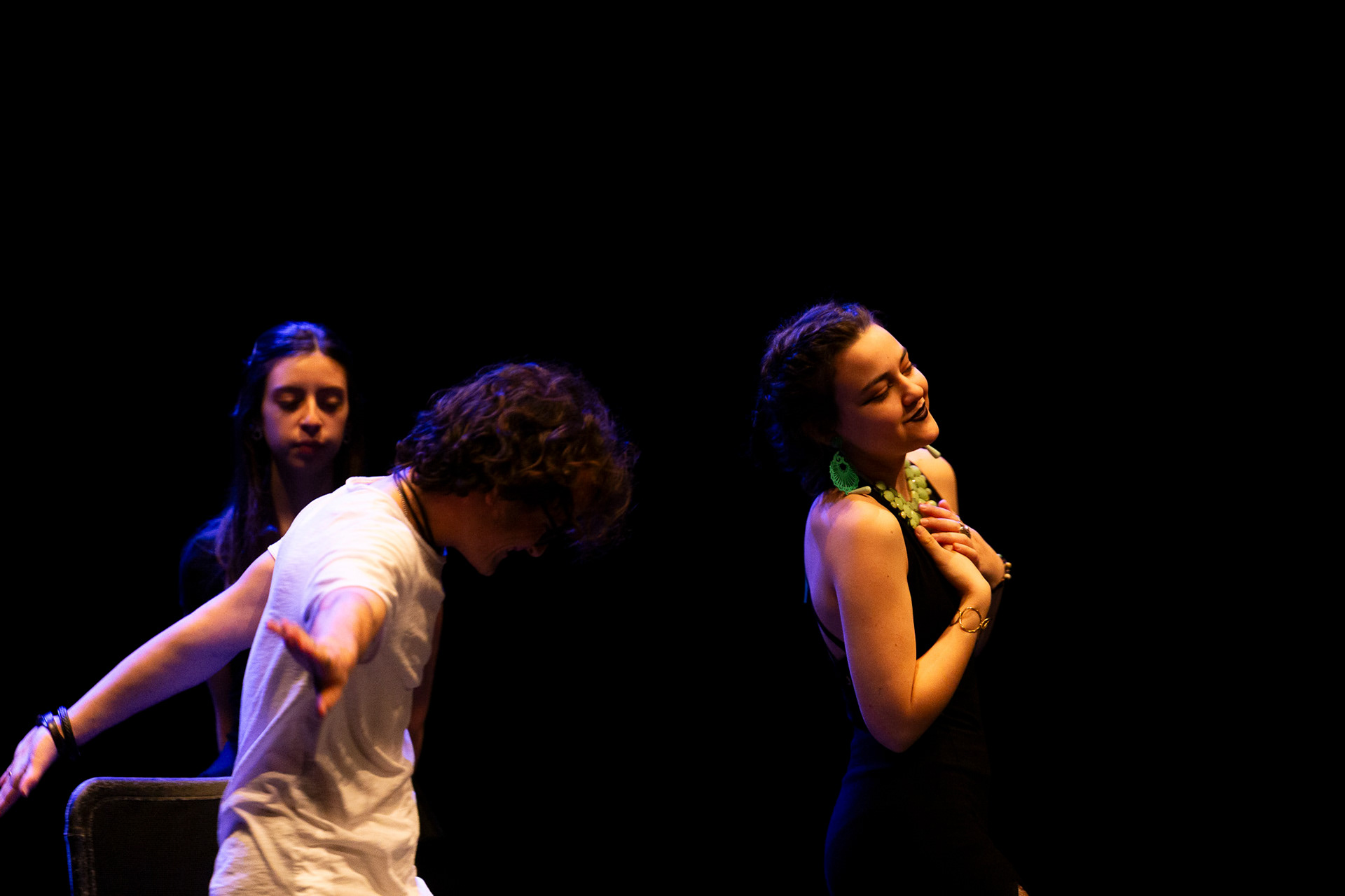 Atores em cena durante apresentação de teatro em Itália, durante programa Erasmus+, foto por Lara Peixoto.