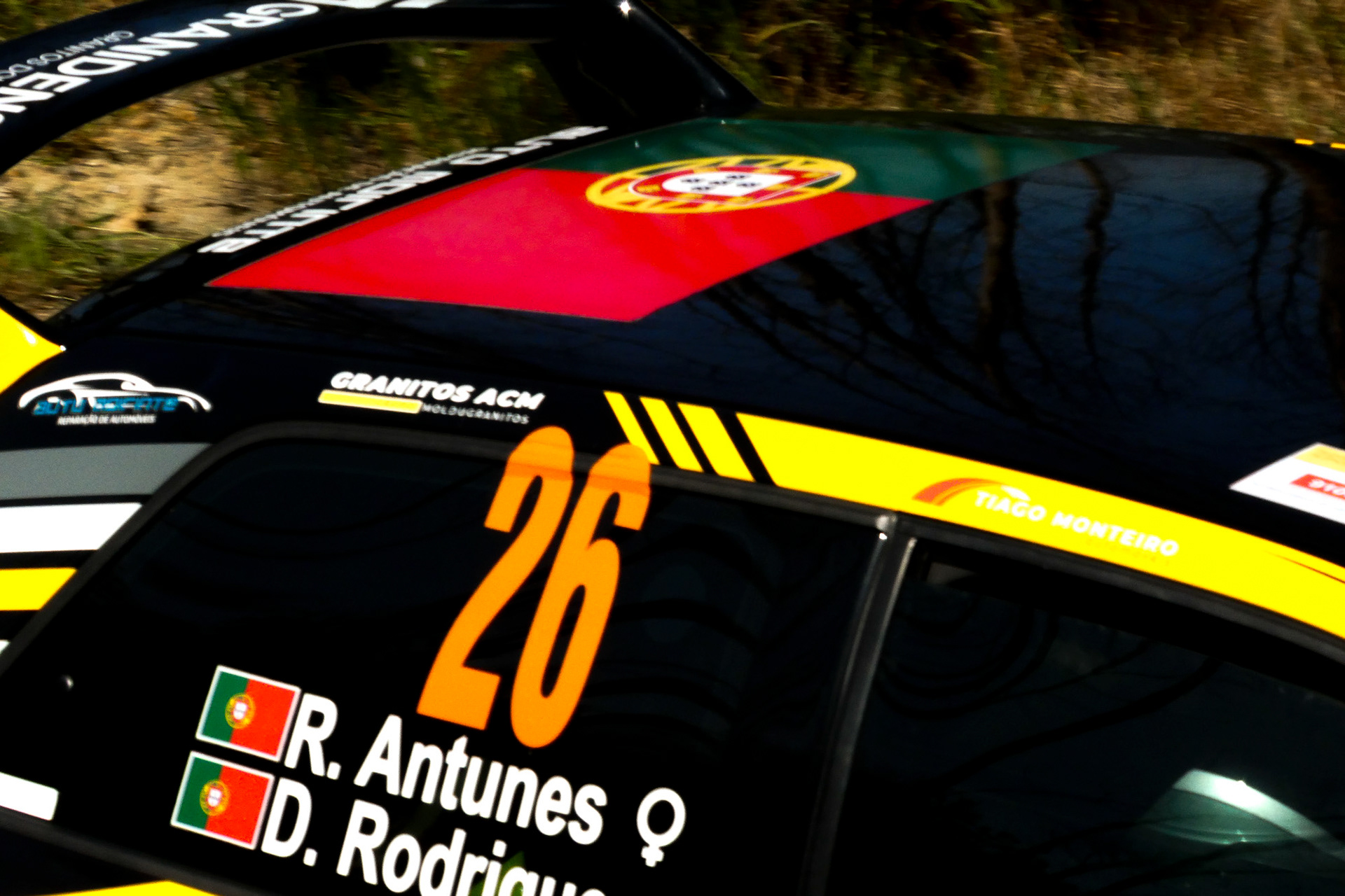 Carro de rali em ação no Rally de Gondomar, fotografia de desporto automóvel por Lara Peixoto.