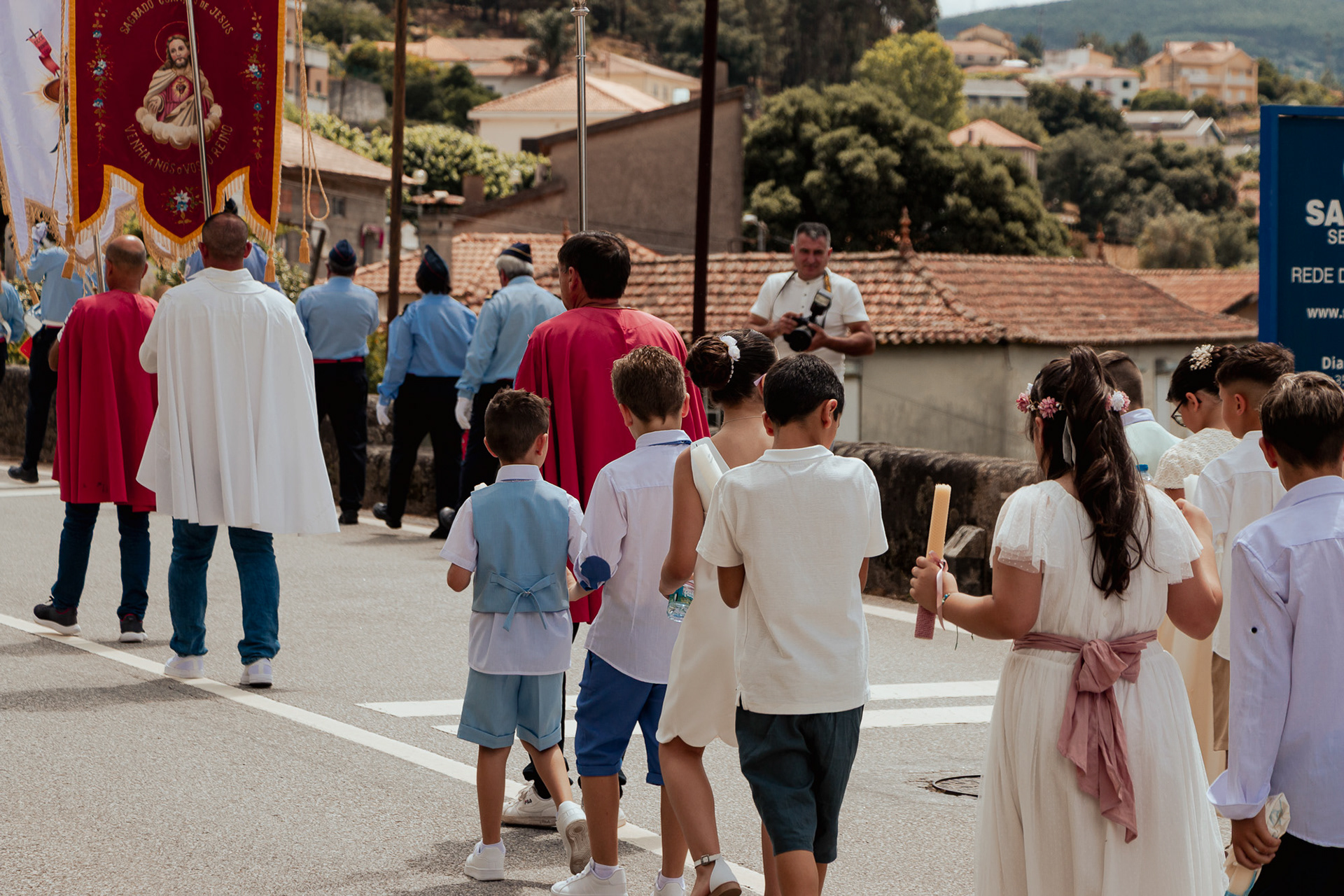 Momento da Procissão de Fé na igreja no Grande Porto, reportagem por Lara Peixoto Photography.