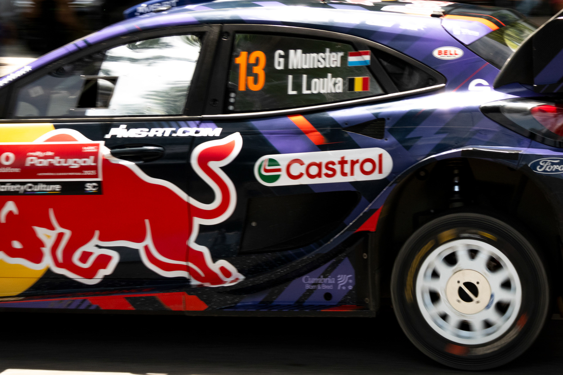 Carro WRC em alta velocidade no Rally de Portugal, fotografia desportiva por Lara Peixoto Photography.