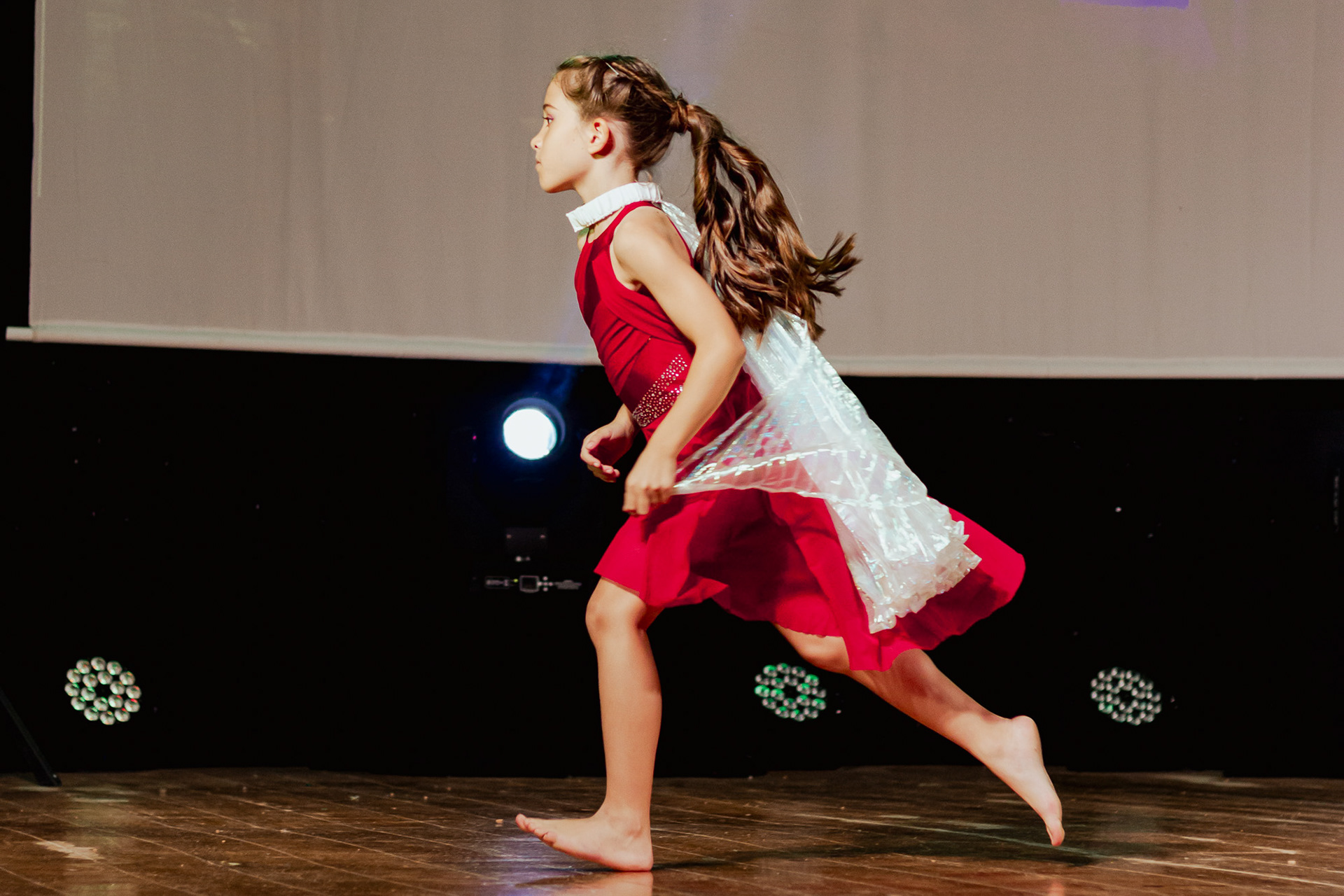 Bailarinos em performance ao vivo contemporâneo, fotografia de dança e espetáculo no Grande Porto por Lara Peixoto Photography.