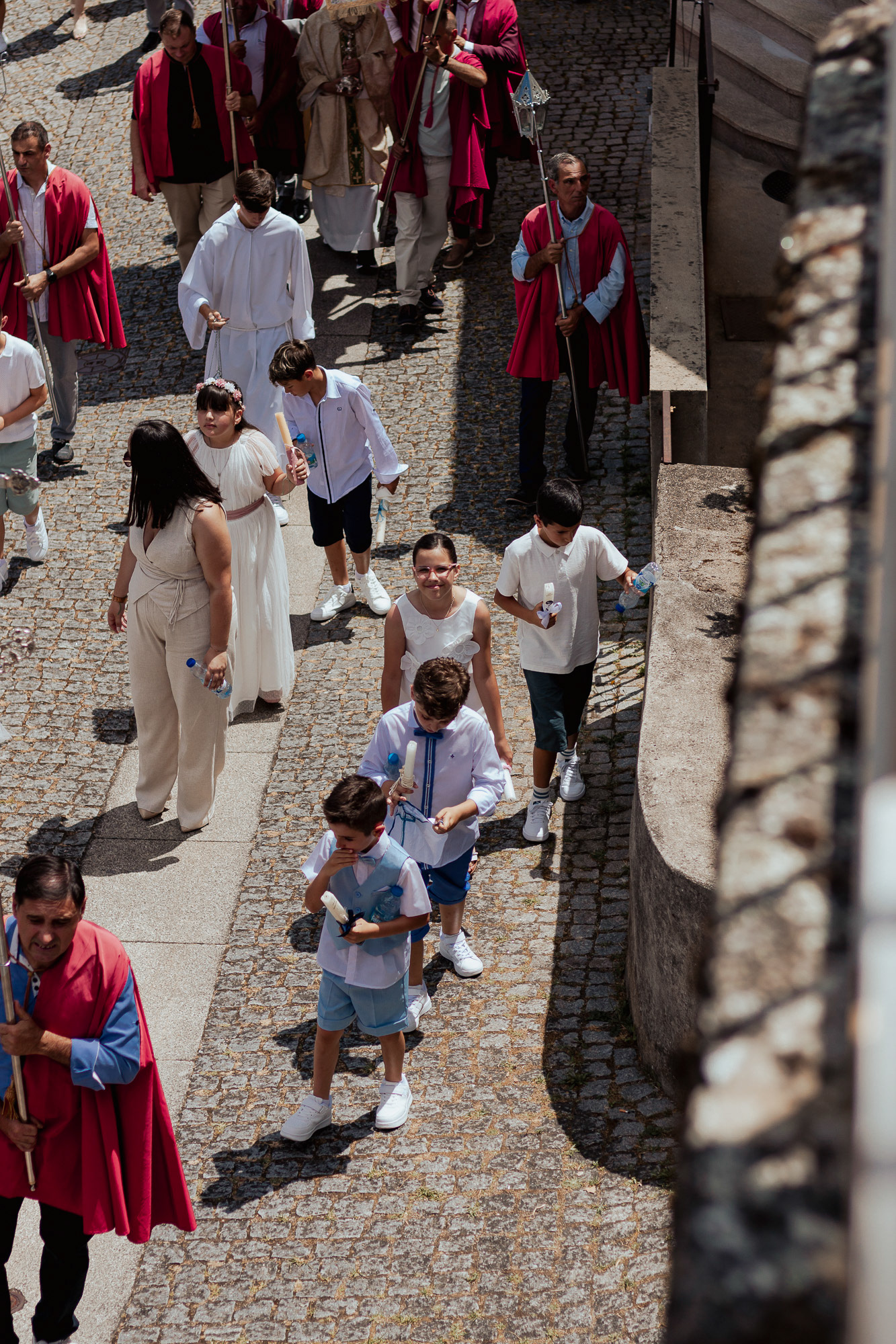 Momento da Procissão de Fé na igreja no Grande Porto, reportagem por Lara Peixoto Photography.