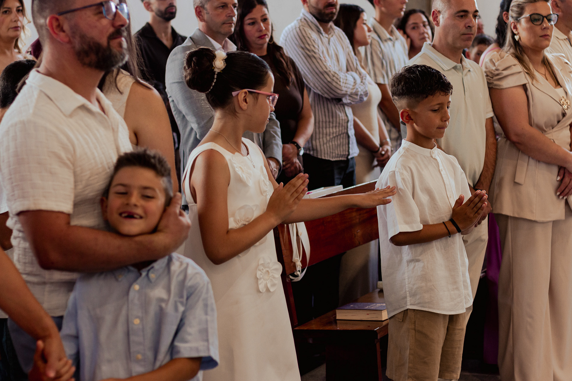 Crianças no altar durante a missa de Primeira Comunhão no Porto, foto por Lara Peixoto.