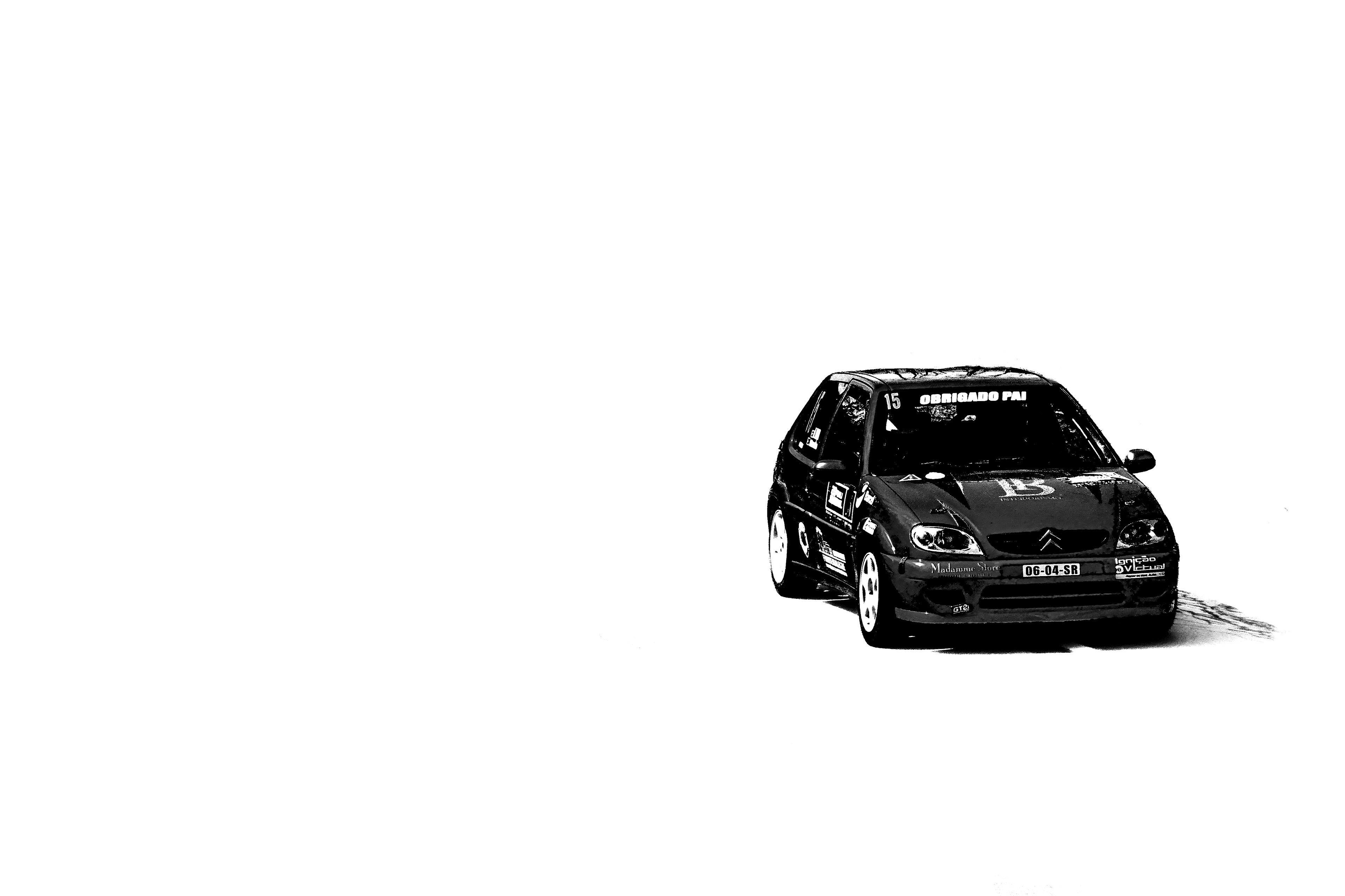 Carro de rali em ação no Rally de Gondomar, fotografia de desporto automóvel por Lara Peixoto.