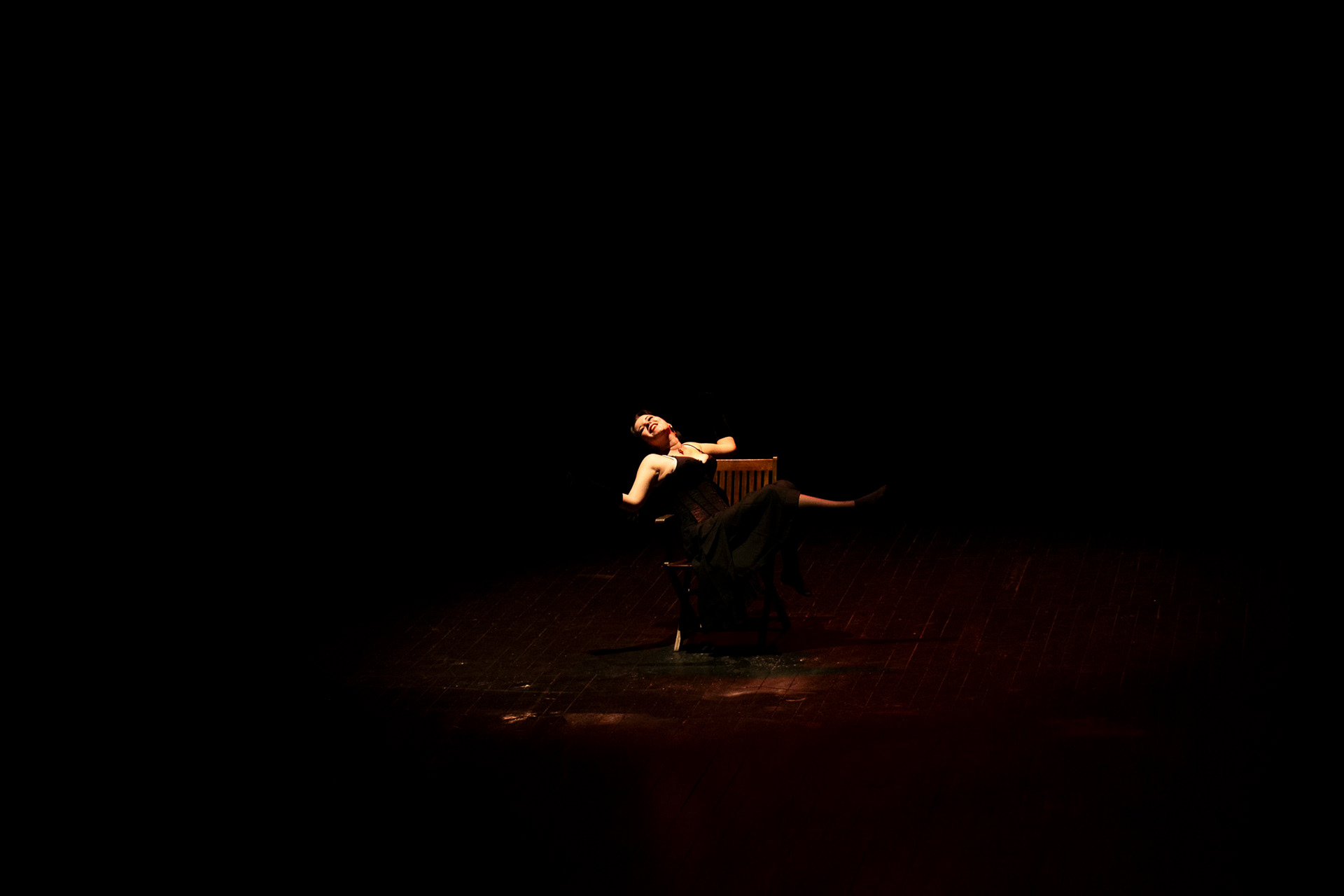 Atores em cena durante apresentação de teatro em Itália, durante programa Erasmus+, foto por Lara Peixoto.
