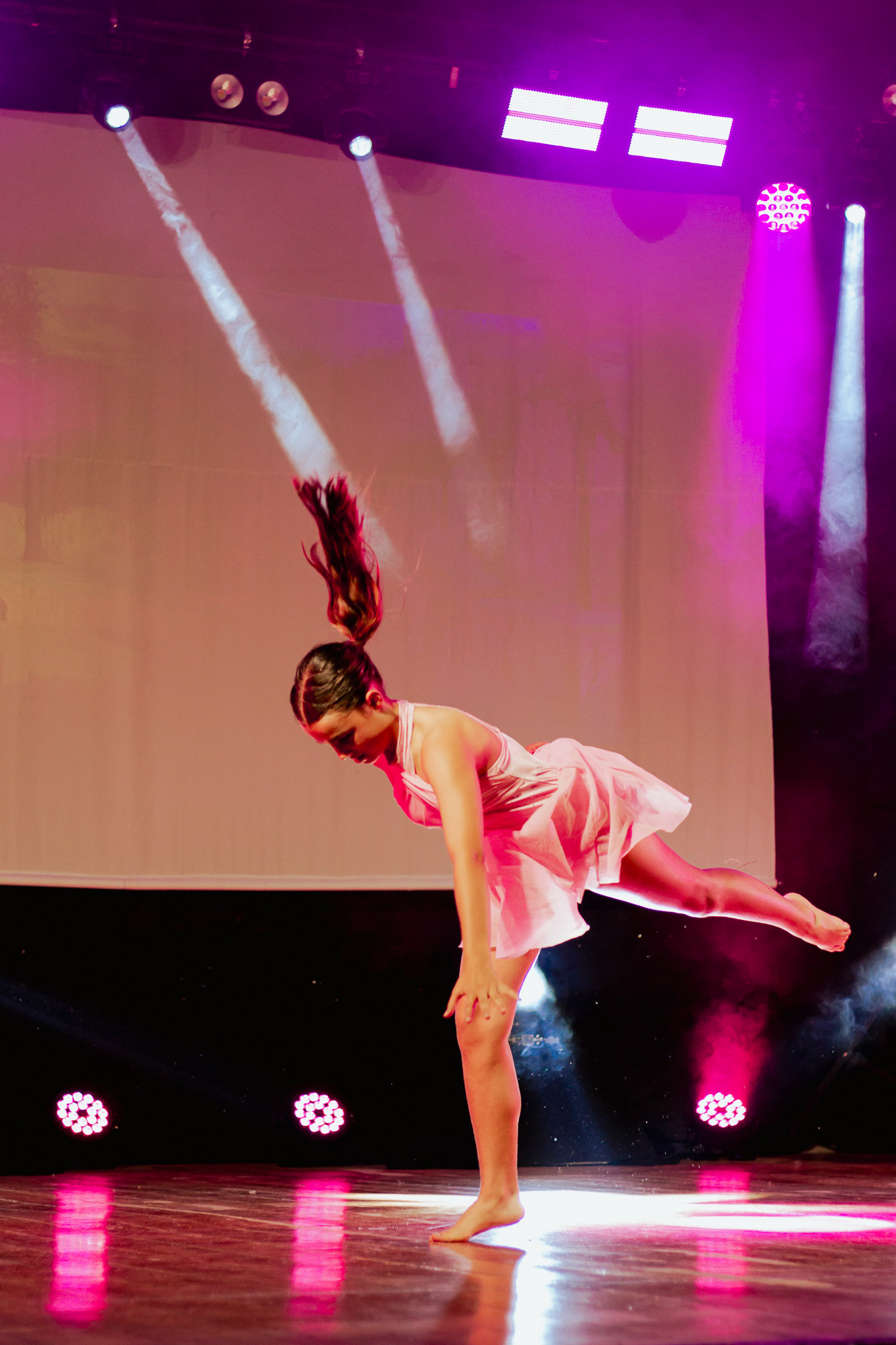 Bailarinos em performance ao vivo, fotografia de dança e espetáculo em Porto por Lara Peixoto.