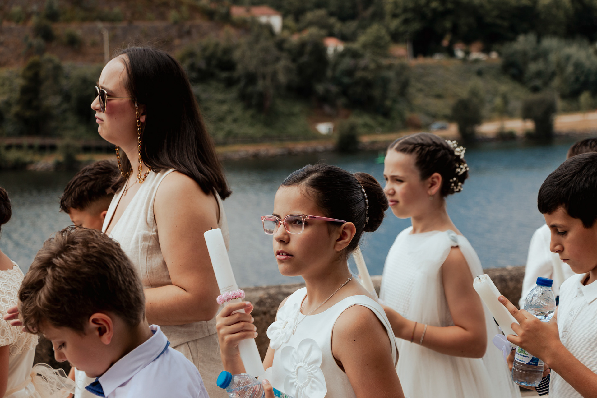 Momento da Procissão de Fé na igreja no Grande Porto, reportagem por Lara Peixoto Photography.