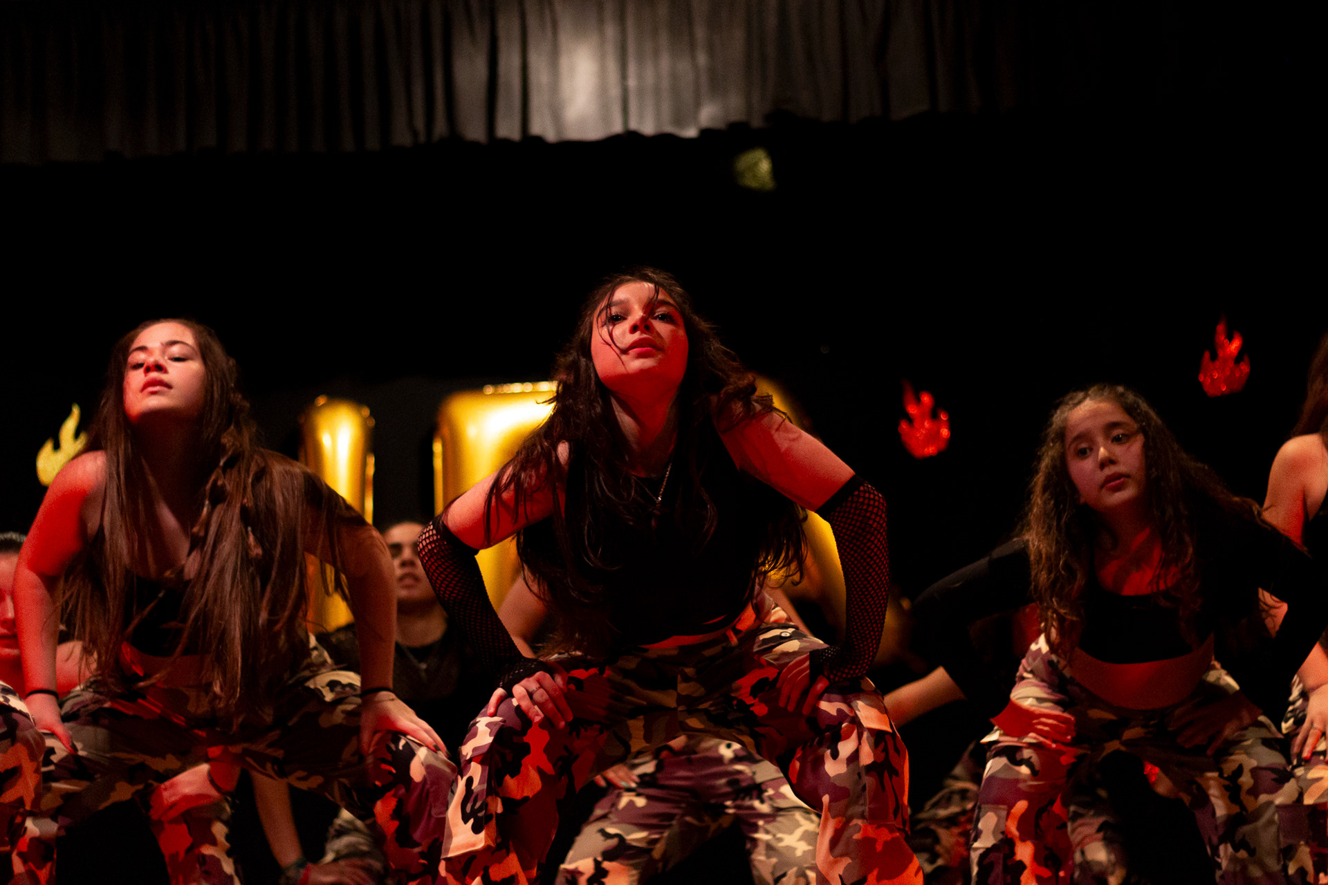 Bailarinos em performance ao vivo contemporâneo, fotografia de dança e espetáculo no Grande Porto por Lara Peixoto Photography.
