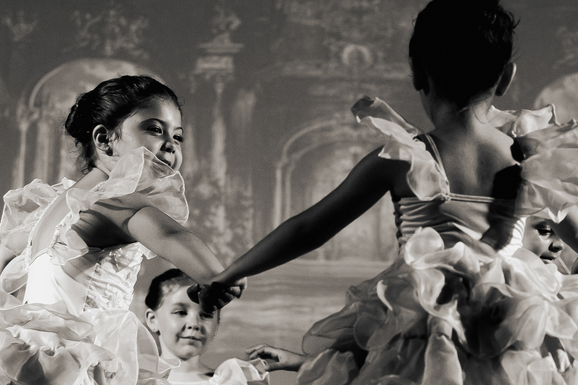 Bailarinos em performance artística ao vivo, fotografia de dança e espetáculo no Porto por Lara Peixoto.