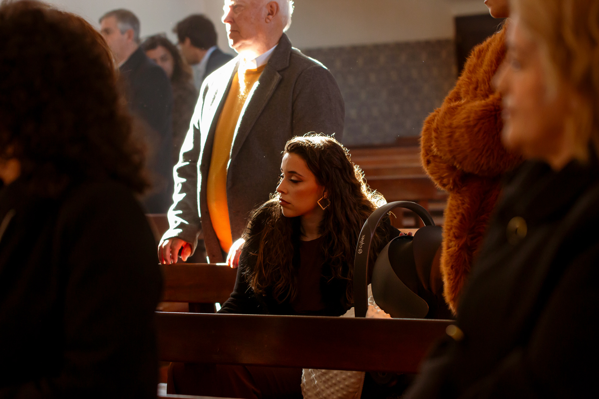 Criança na sua Primeira Comunhão na igreja, fotografia social e de família no Porto por Lara Peixoto.