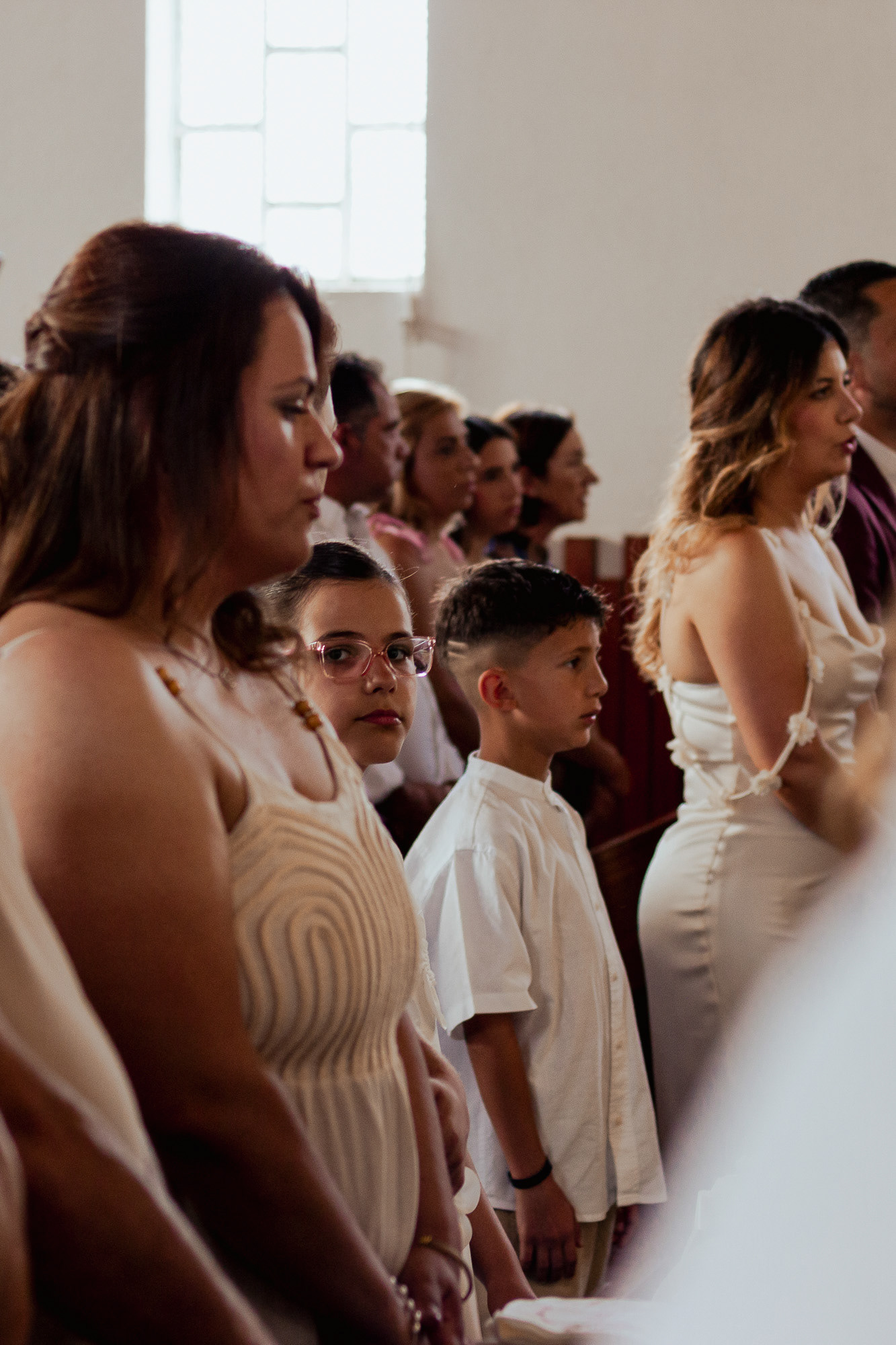 Crianças no altar durante a missa de Primeira Comunhão no Porto, foto por Lara Peixoto.