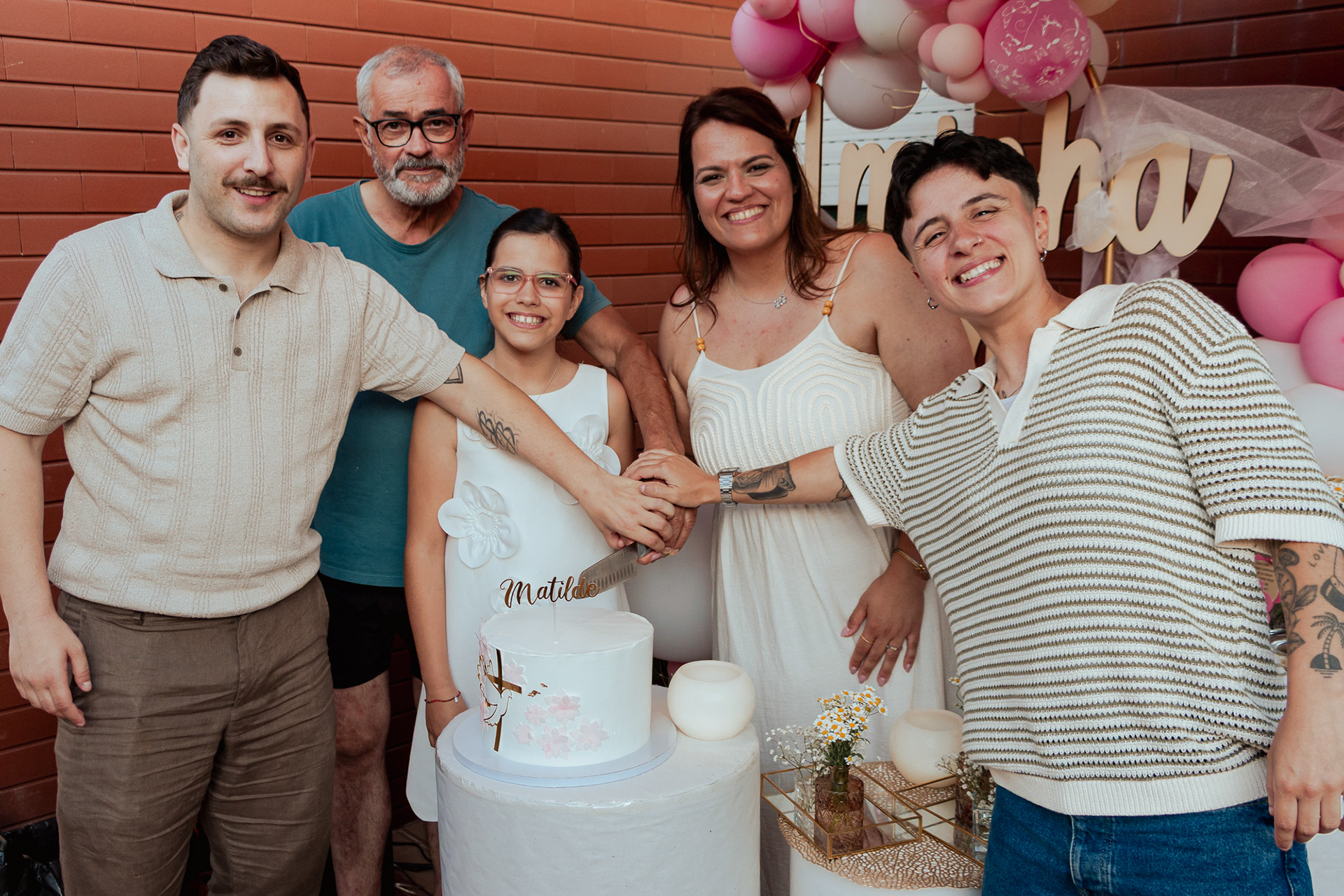 Retrato de família feliz com o filho no dia da sua Primeira Comunhão no Porto por Lara Peixoto.