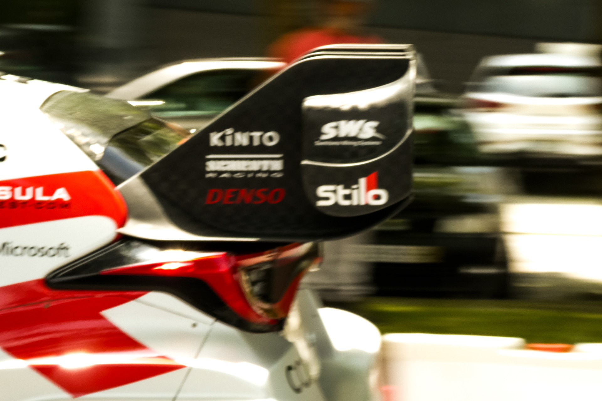 Carro WRC em alta velocidade no Rally de Portugal, fotografia desportiva por Lara Peixoto Photography.