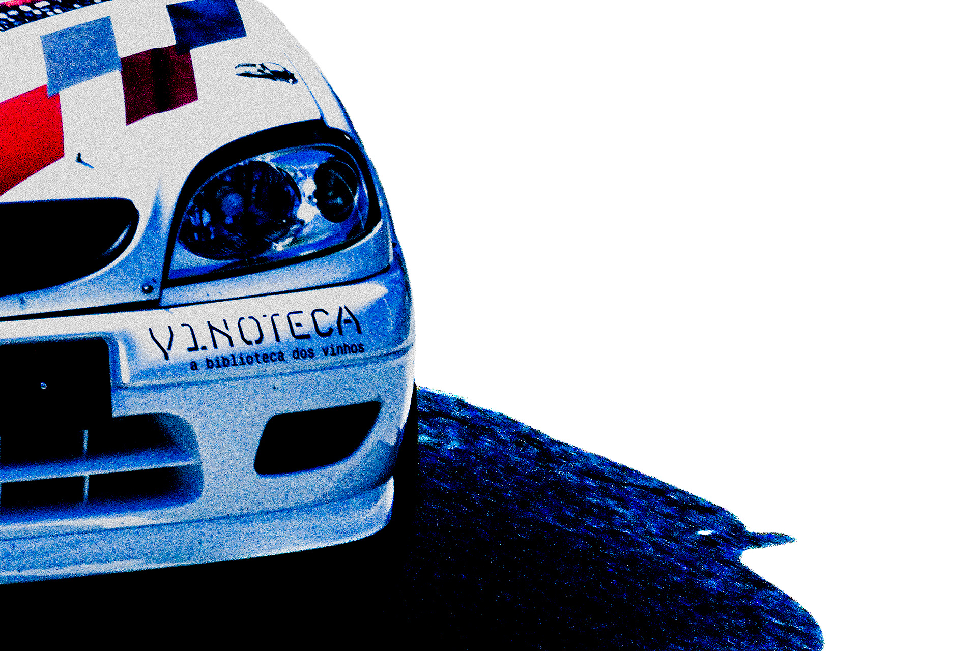 Carro de rali em ação no Rally de Gondomar, fotografia de desporto automóvel por Lara Peixoto.