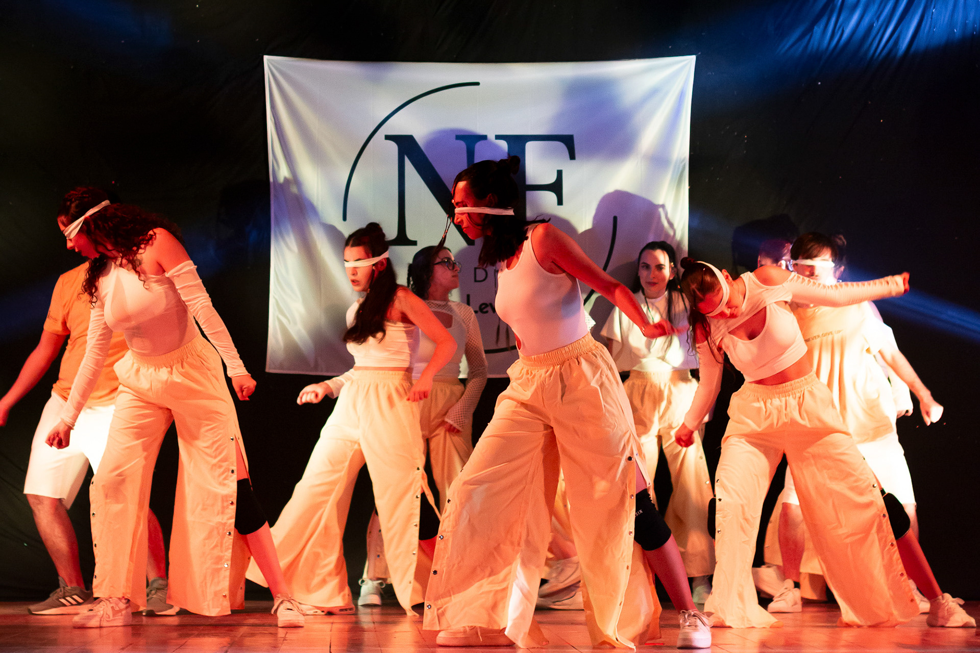 Bailarinos em performance ao vivo contemporâneo, fotografia de dança e espetáculo no Grande Porto, Gondomar por Lara Peixoto Photography.