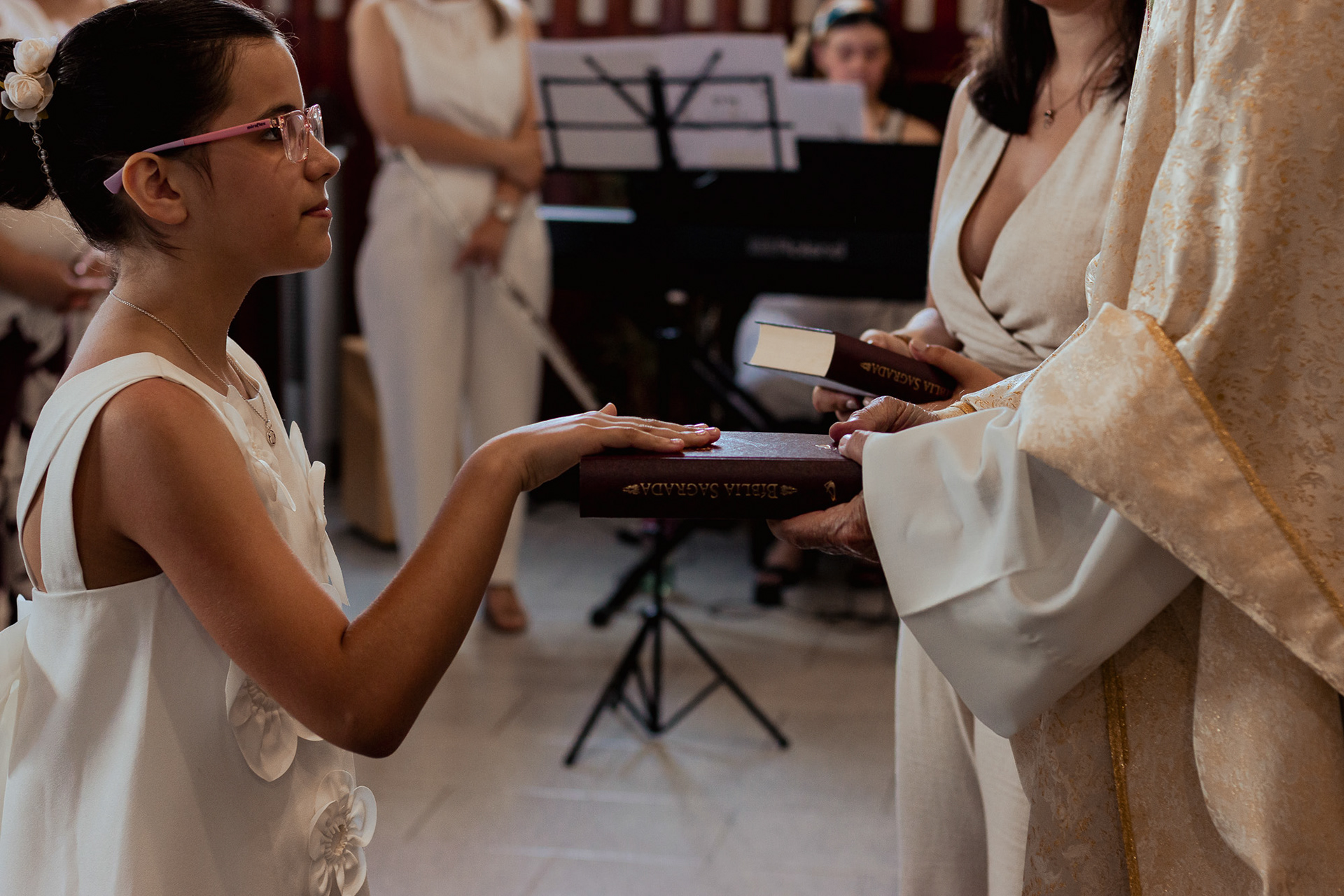 Crianças no altar durante a missa de Primeira Comunhão no Porto, foto por Lara Peixoto.