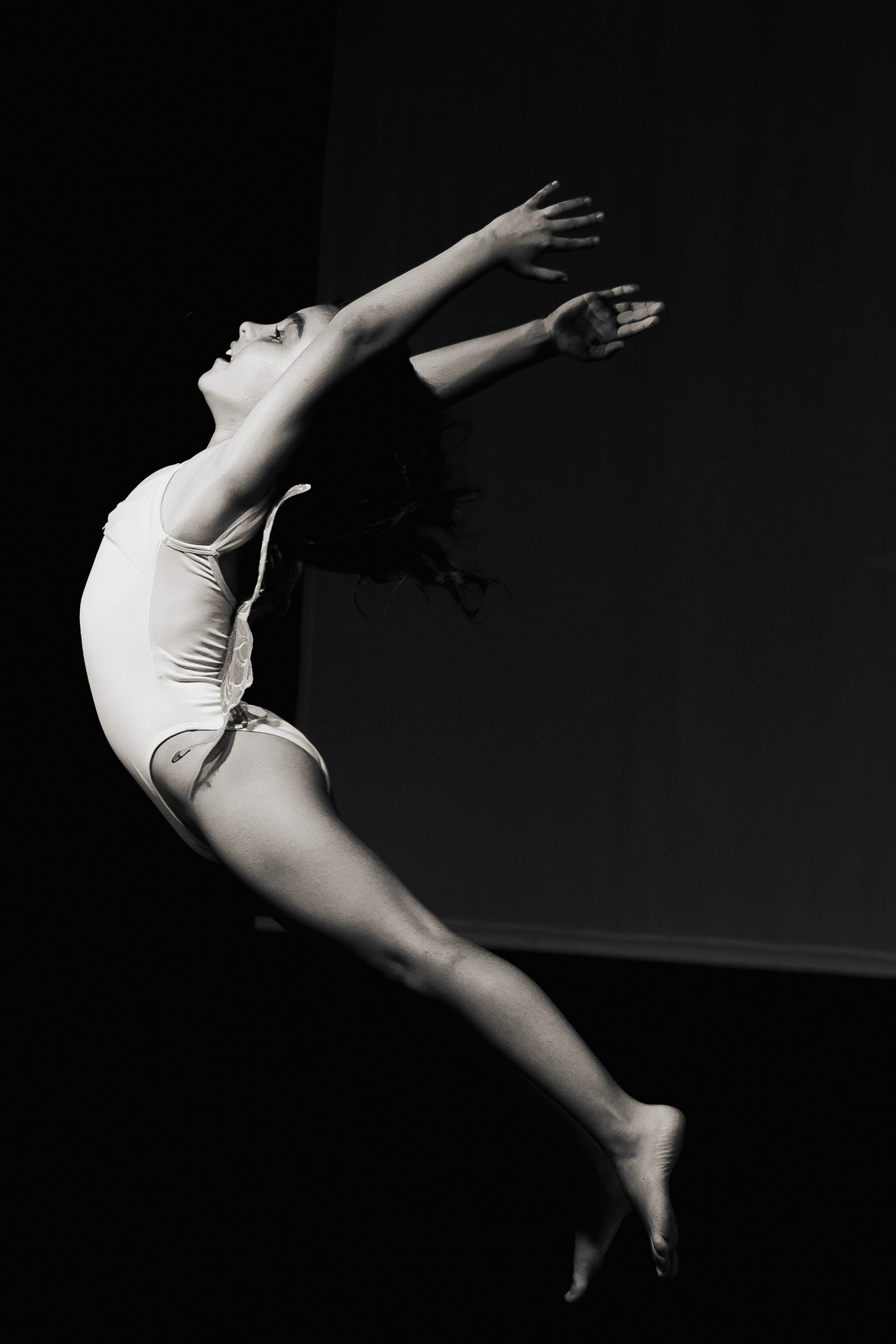Bailarinos em performance artística ao vivo, fotografia de dança e espetáculo no Porto por Lara Peixoto.