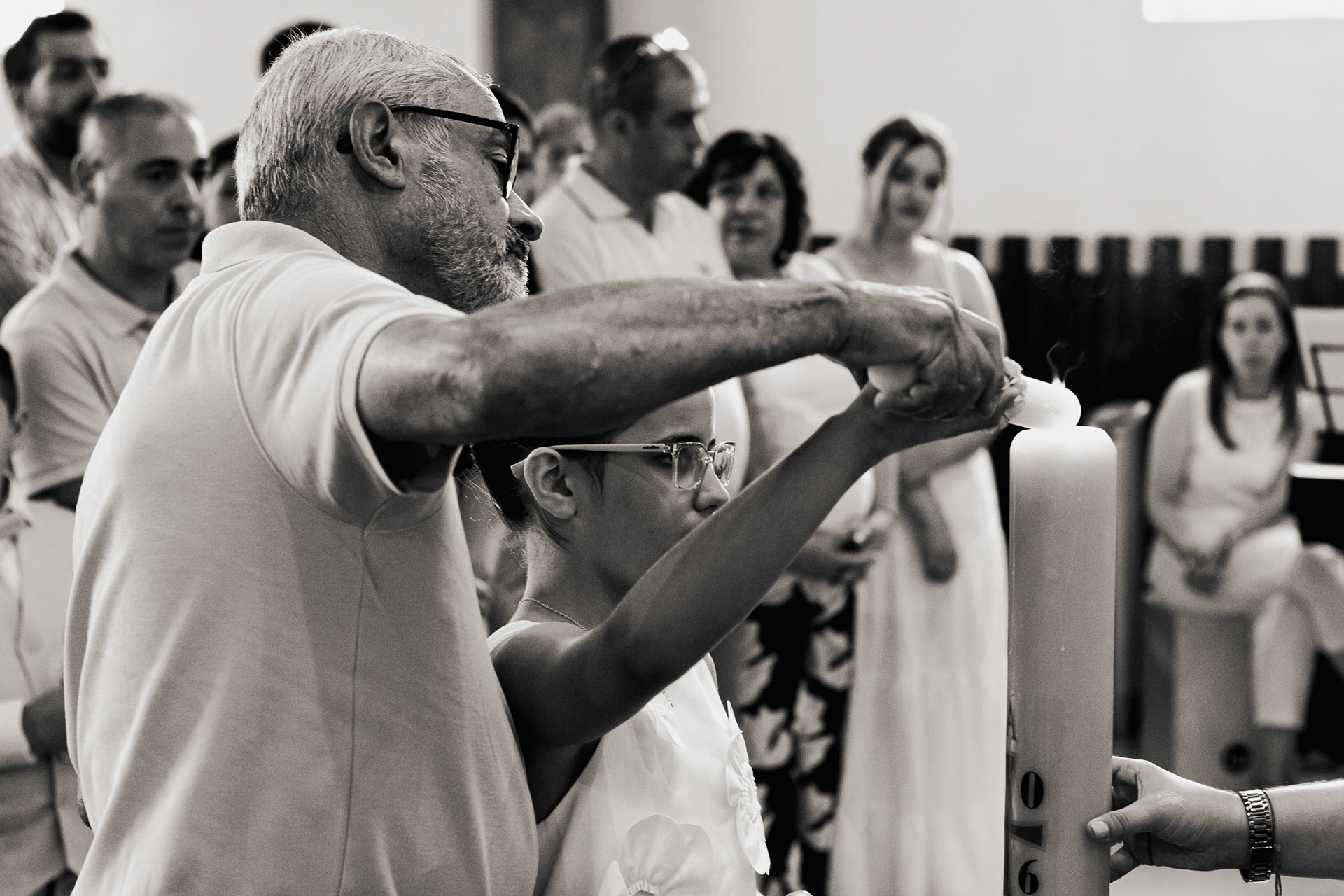Retrato de menino/menina com a vela de comunhão na igreja, fotografia por Lara Peixoto.