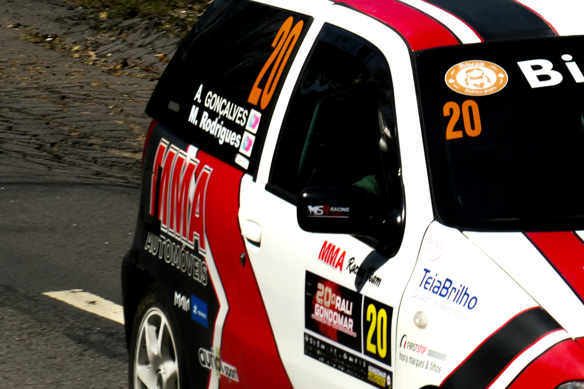 Passagem espetacular de carro de competição no Rally de Gondomar, foto por Lara Peixoto Photography.