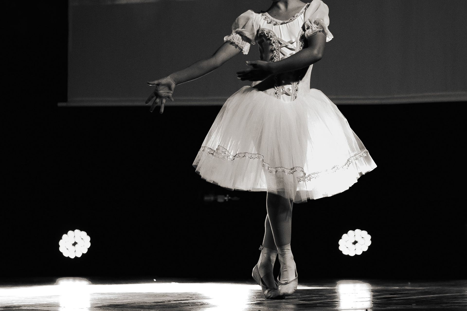 Bailarinos em performance de ballet ao vivo, fotografia de dança e espetáculo em Grande Porto por Lara Peixoto.