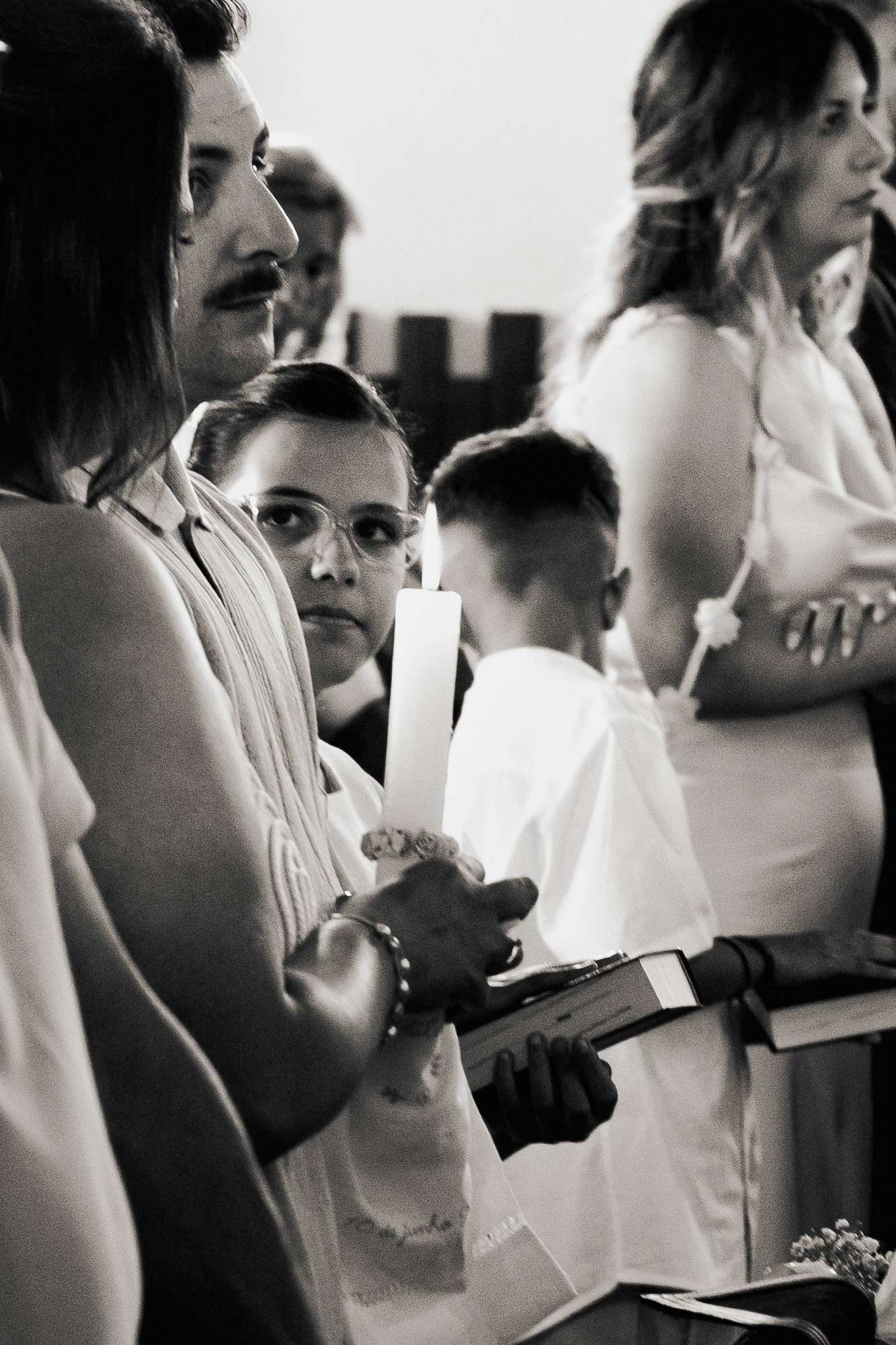 Retrato de menino/menina com a vela de comunhão na igreja, fotografia por Lara Peixoto.