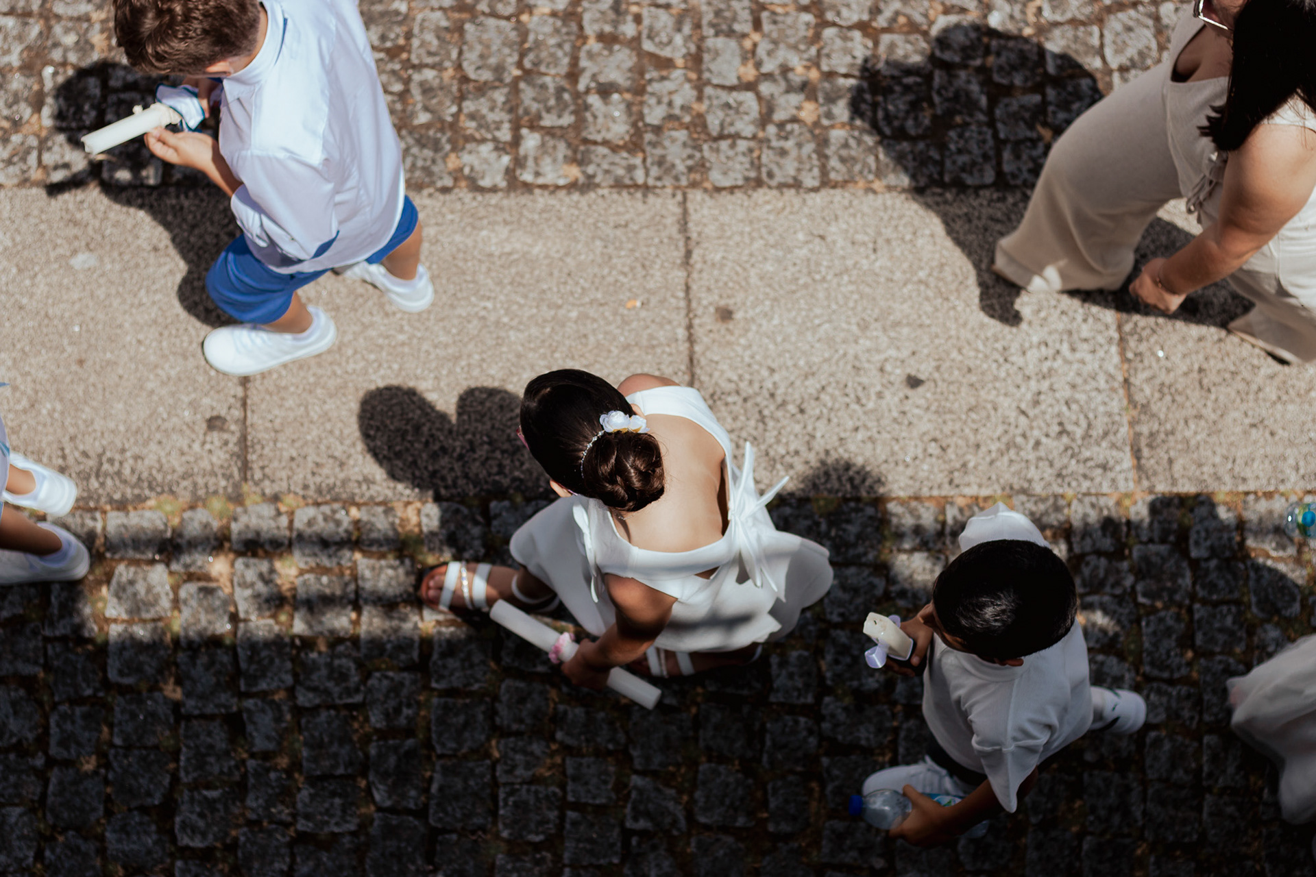 Momento da Procissão de Fé na igreja no Grande Porto, reportagem por Lara Peixoto Photography.