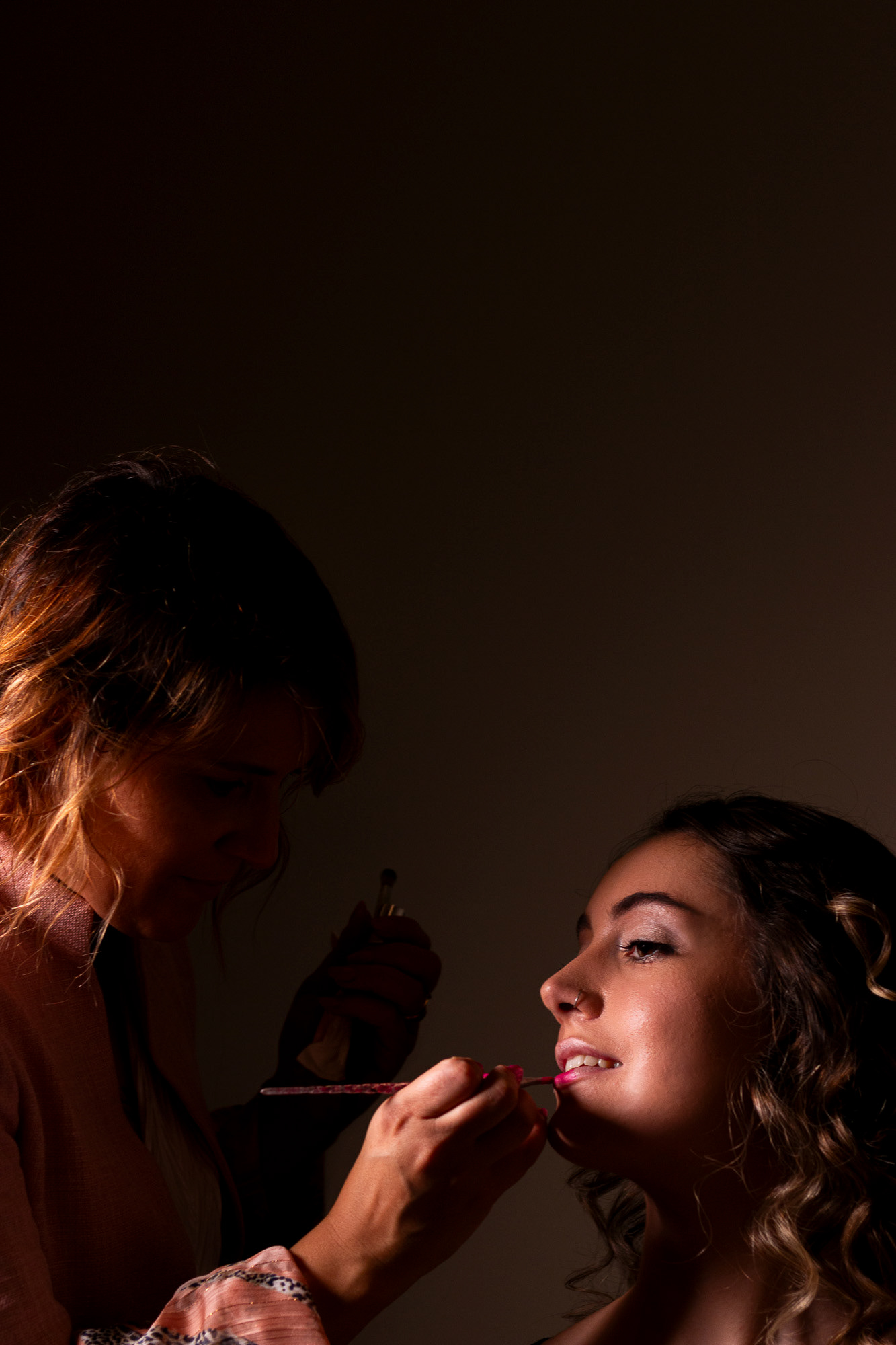 Retrato feminino elegante no interior de hotel de luxo no Porto, fotografia por Lara Peixoto