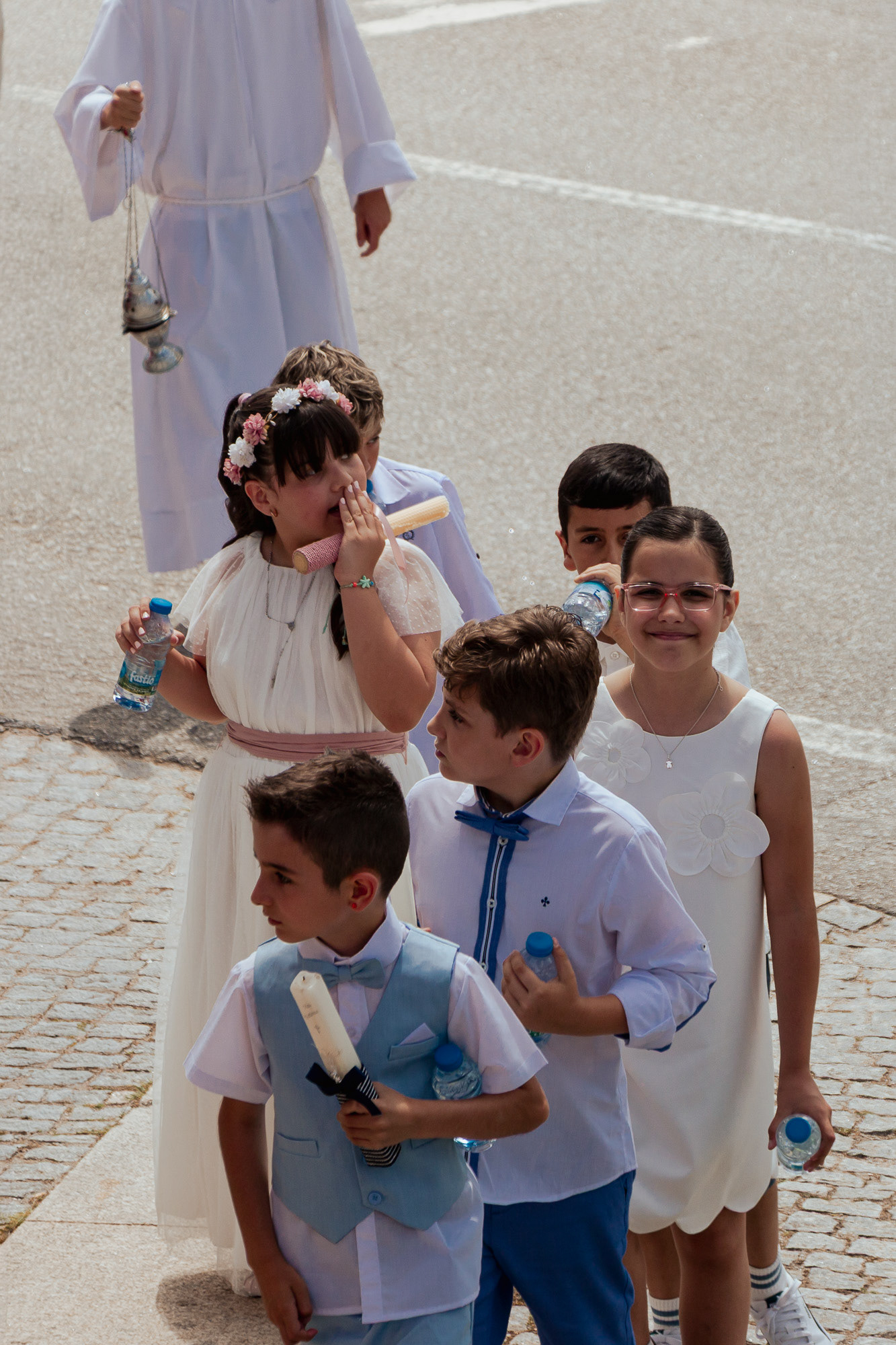 Momento da Procissão de Fé na igreja no Grande Porto, reportagem por Lara Peixoto Photography.