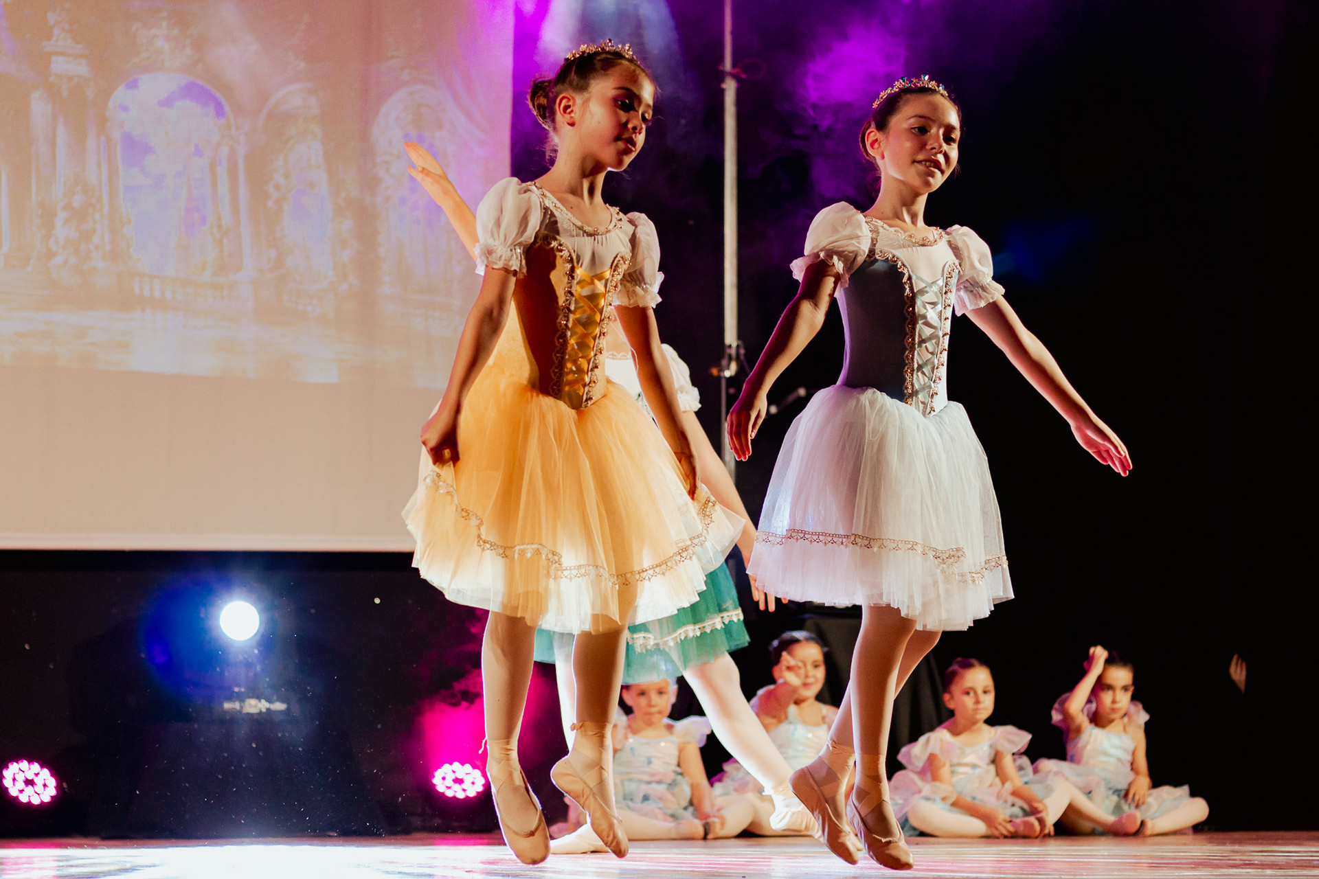 Bailarinos em performance de ballet ao vivo, fotografia de dança e espetáculo em Grande Porto por Lara Peixoto.