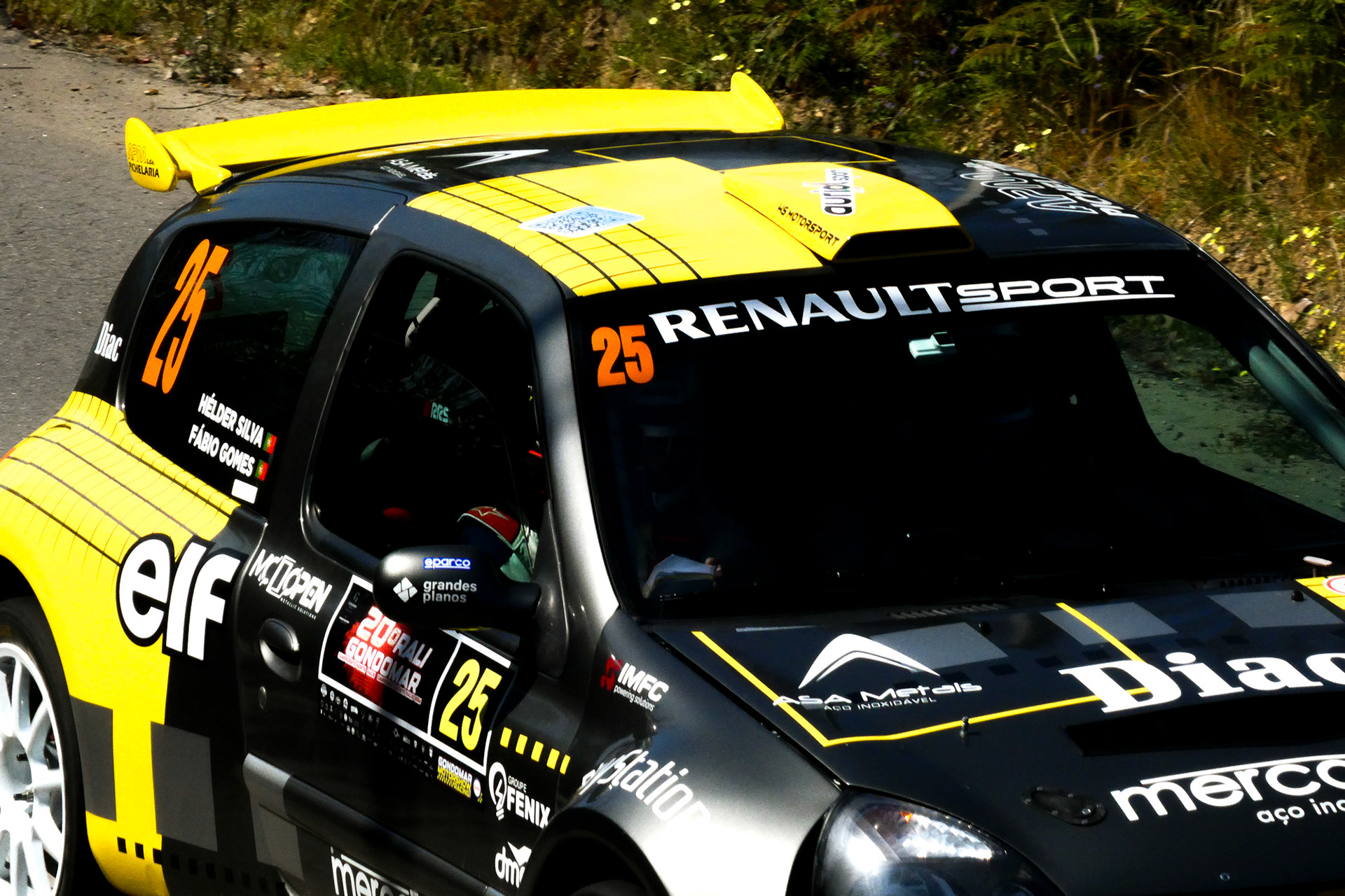 Carro de rali em ação no Rally de Gondomar, fotografia de desporto automóvel por Lara Peixoto.
