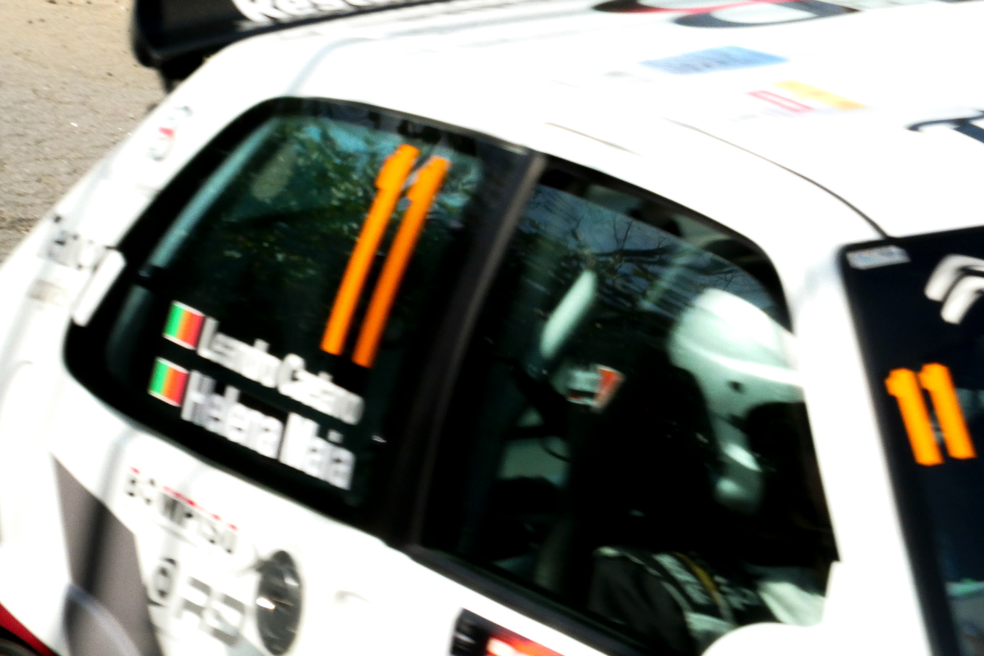 Passagem espetacular de carro de competição no Rally de Gondomar, foto por Lara Peixoto Photography.