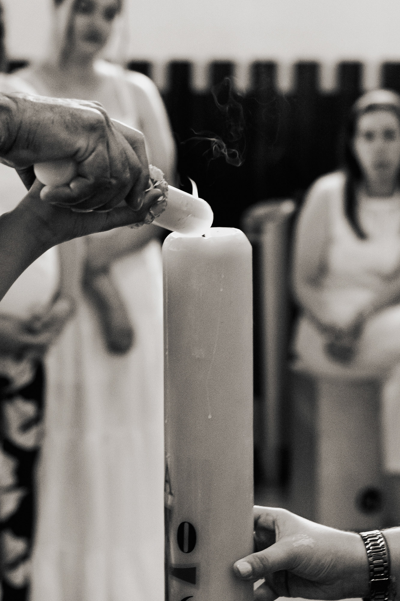 Retrato de menino/menina com a vela de comunhão na igreja, fotografia por Lara Peixoto.