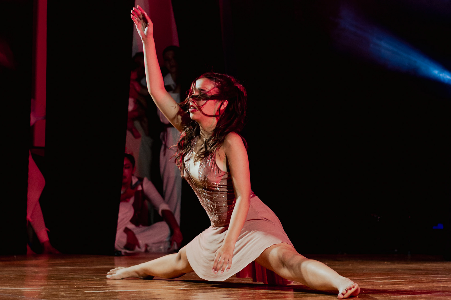 Bailarinos em performance ao vivo, fotografia de dança e espetáculo no Porto por Lara Peixoto Photography.