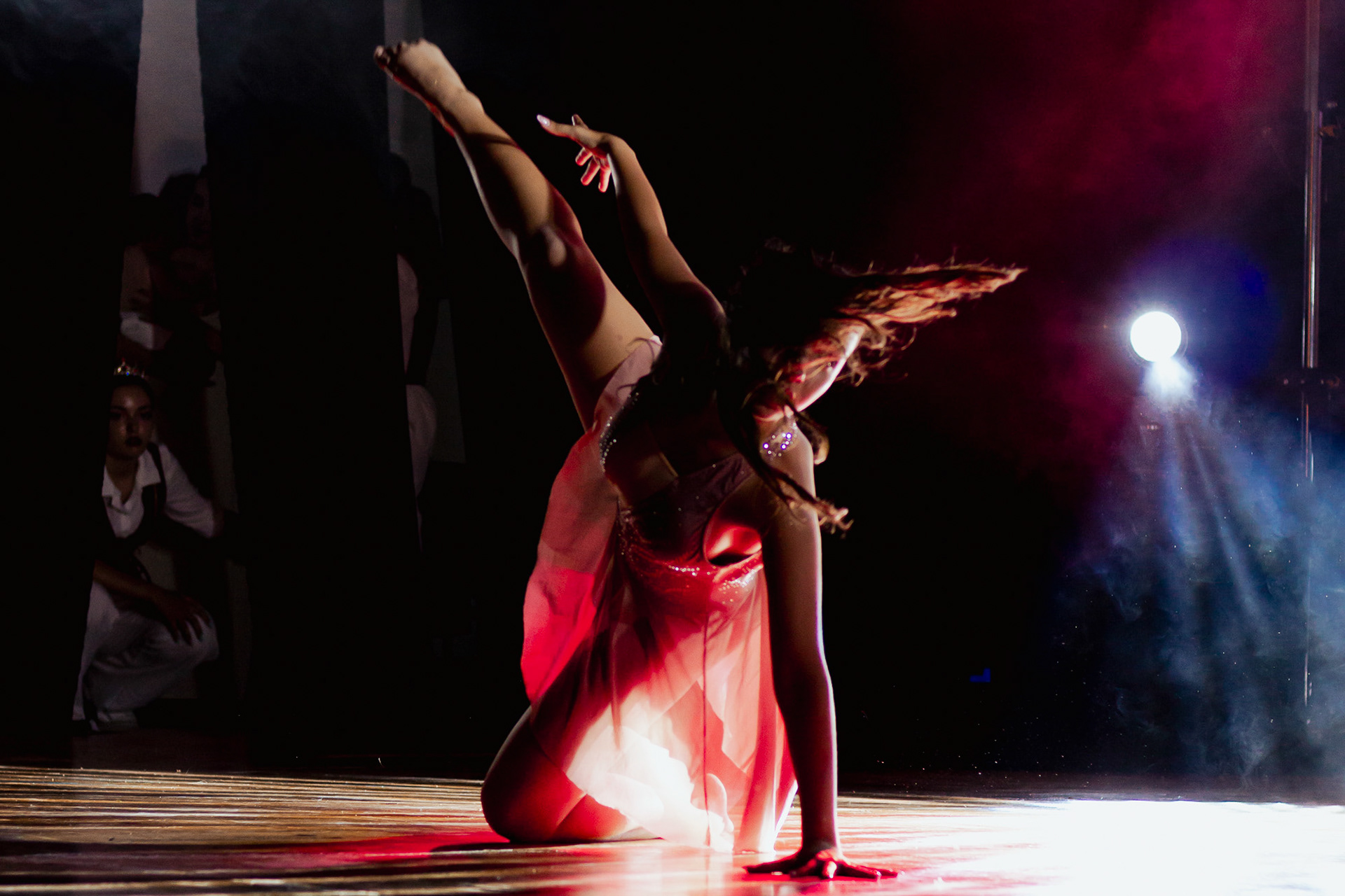 Bailarinos em performance artística ao vivo, fotografia de dança e espetáculo no Porto por Lara Peixoto Photography.